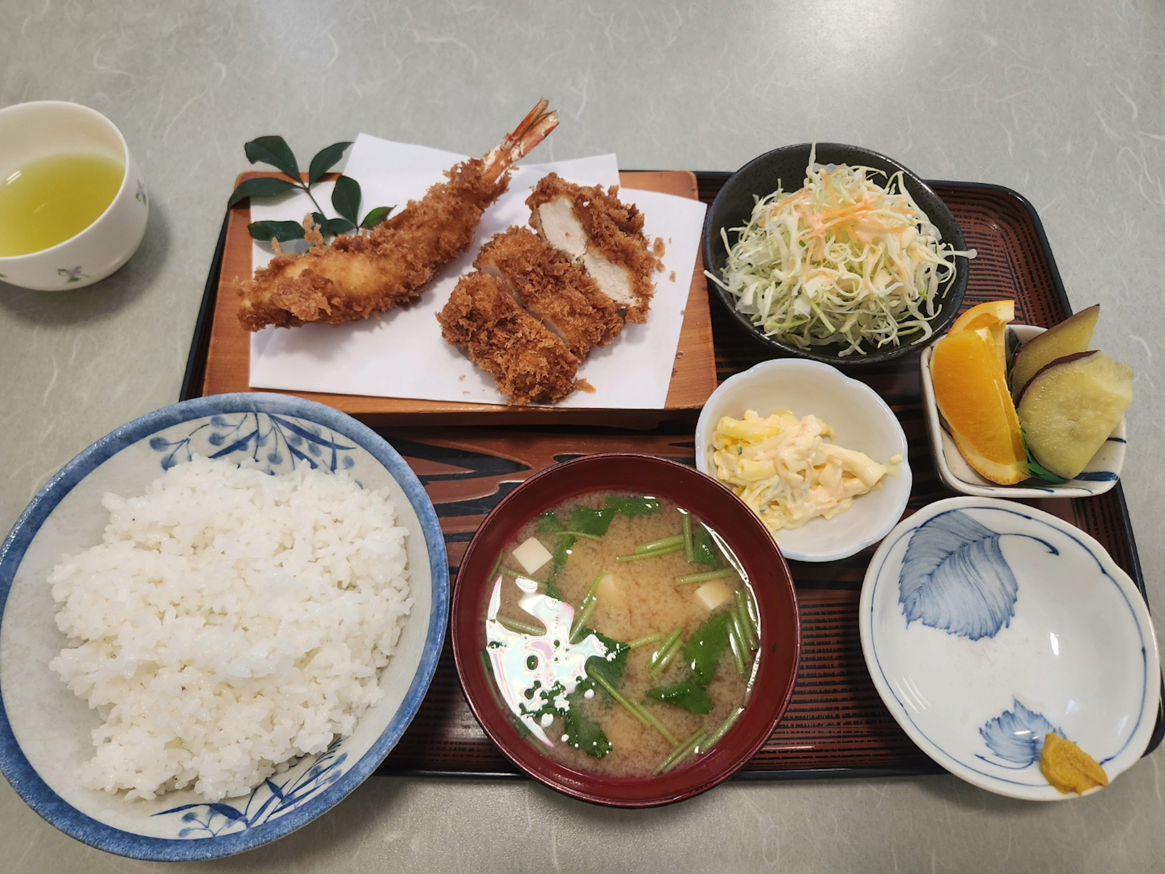 Piatto con gamberi fritti e tonkatsu accompagnato da riso e zuppa di miso