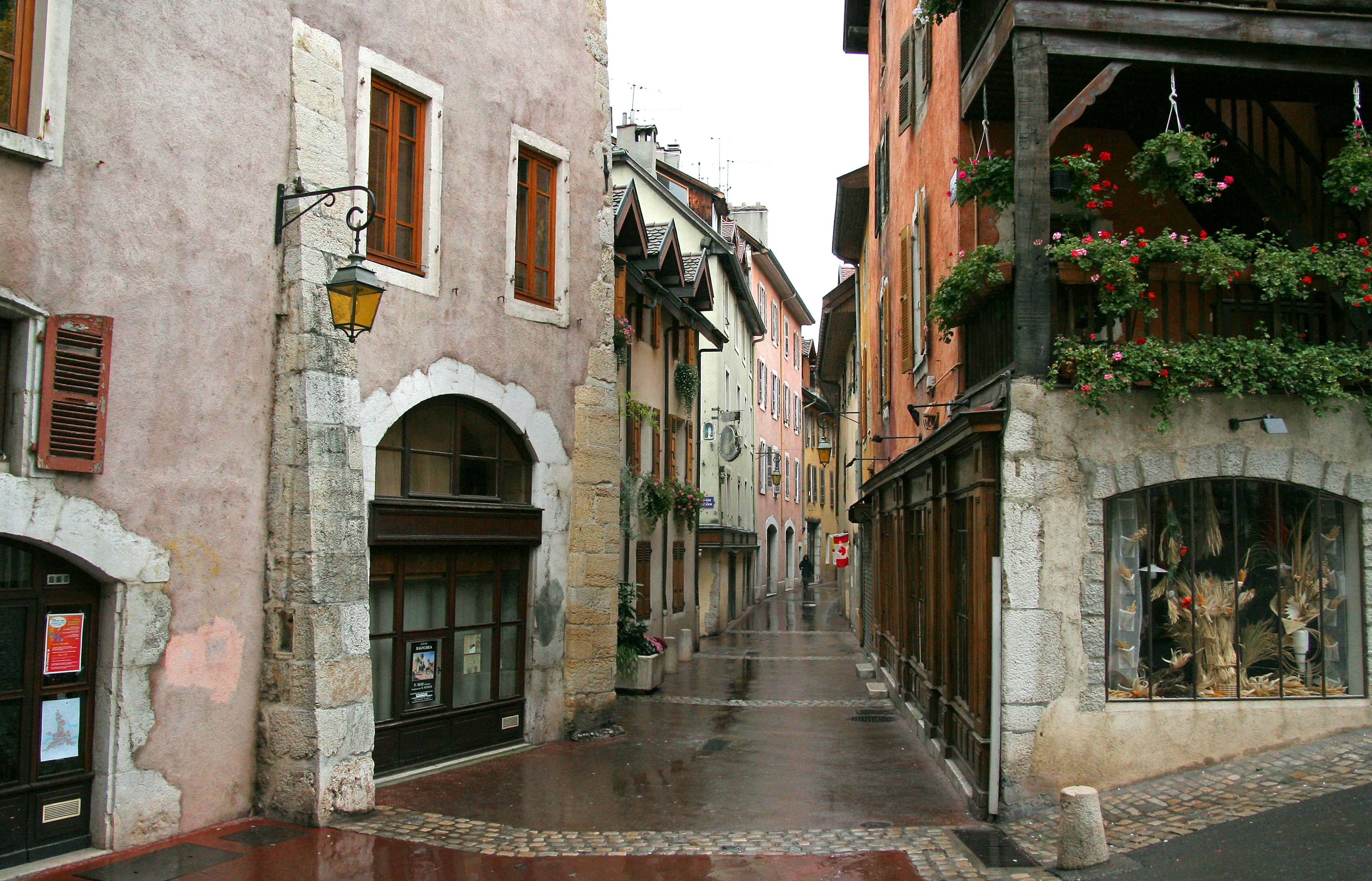 Encantadora calle antigua bajo la lluvia con edificios coloridos