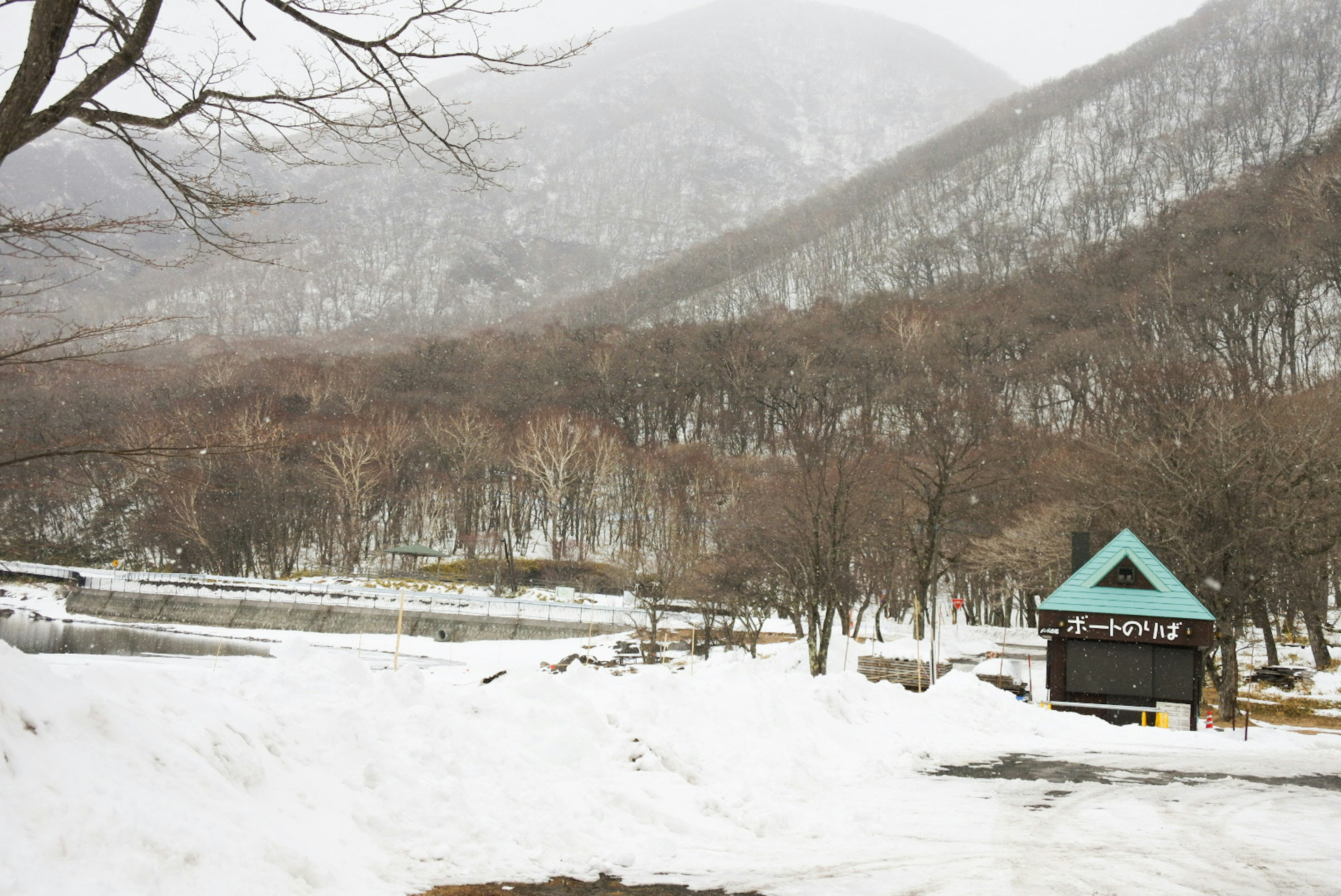 Montagnes enneigées avec une cabane au premier plan