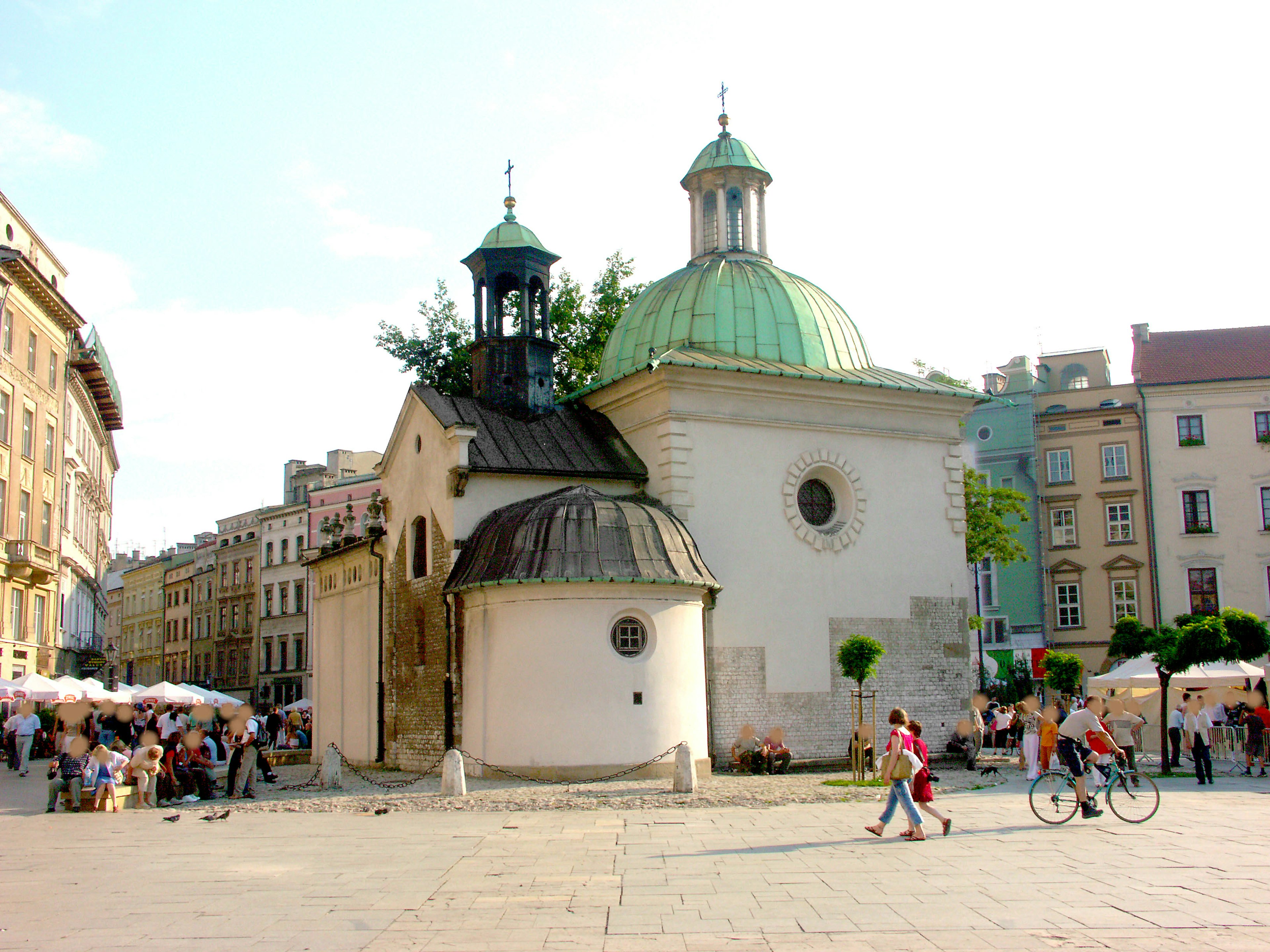 Historische Kirche mit grünem Kuppeldach und kleinem Glockenturm auf einem Platz