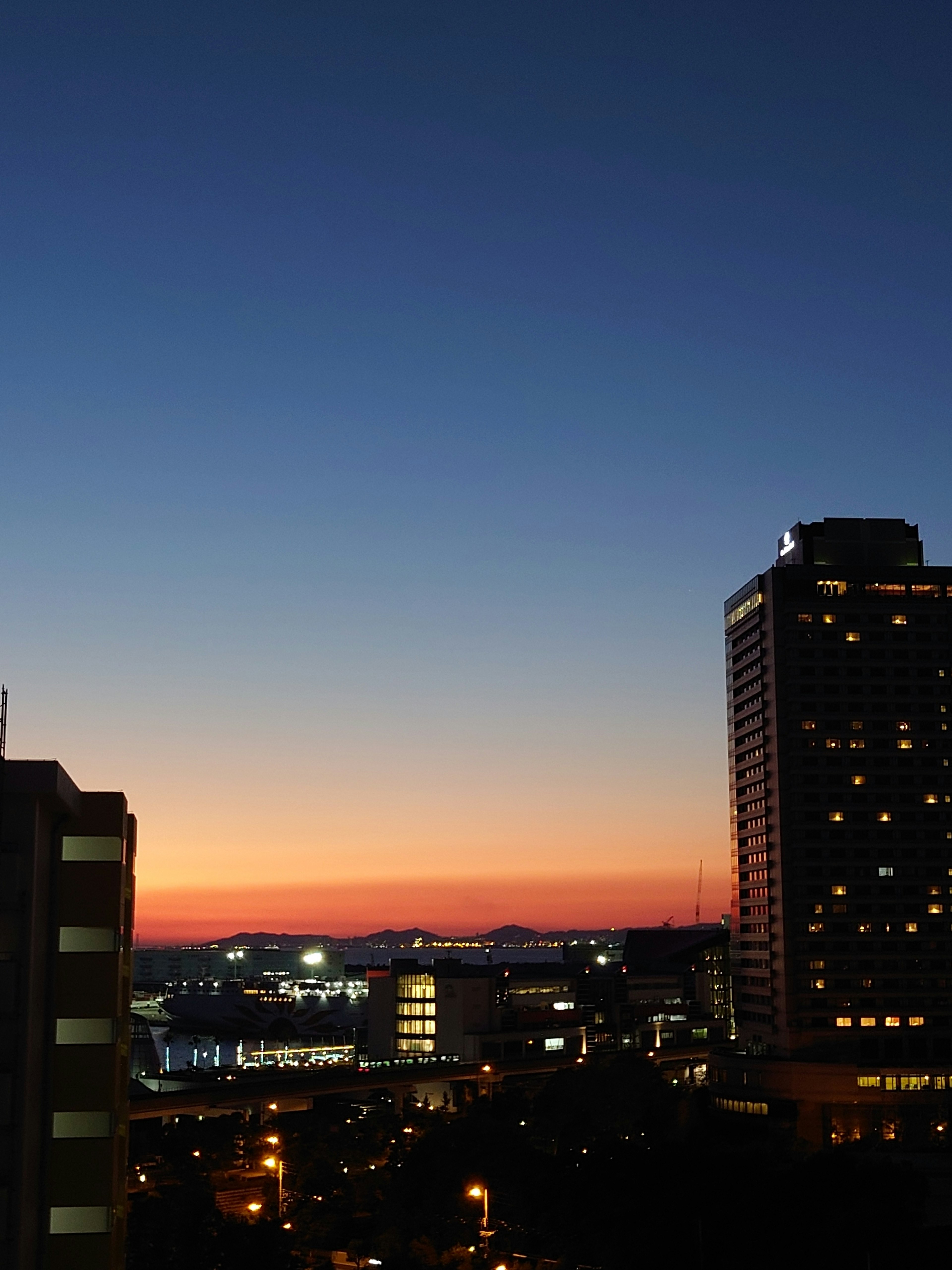 夕暮れ時の都市景観とビルのシルエット