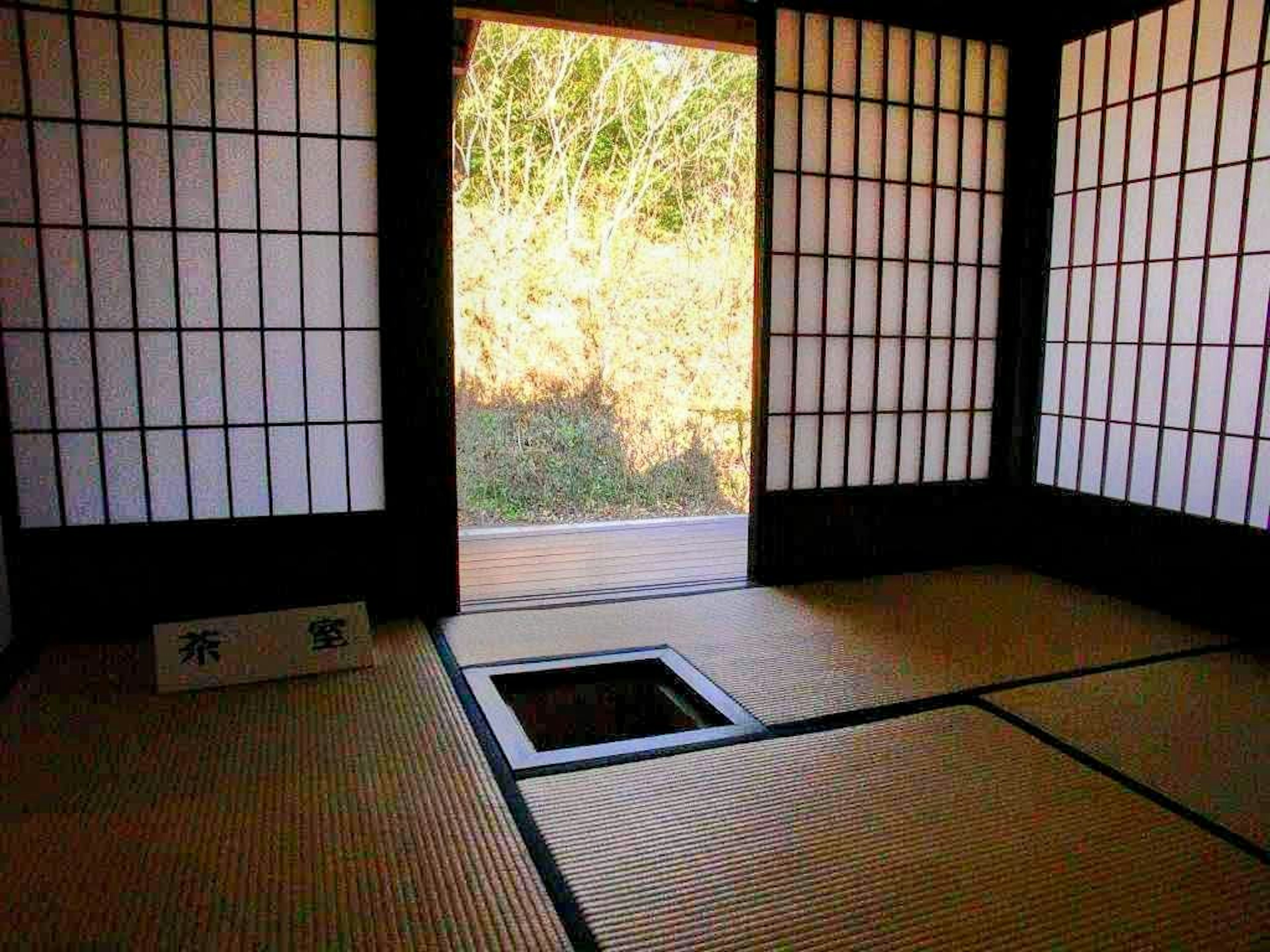 Innenraum eines traditionellen japanischen Zimmers mit Tatami-Boden Shoji-Fenstern und natürlichem Licht