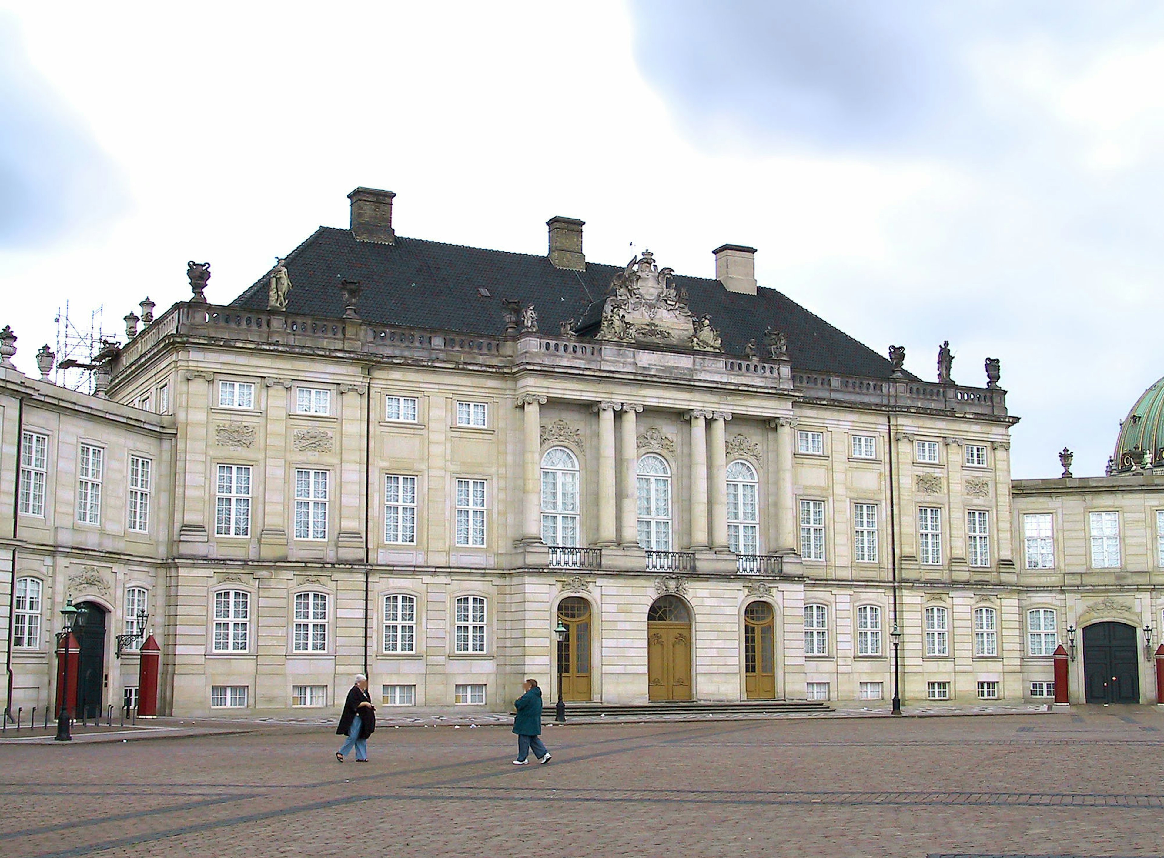 Vista exterior de un elegante palacio con cielo gris