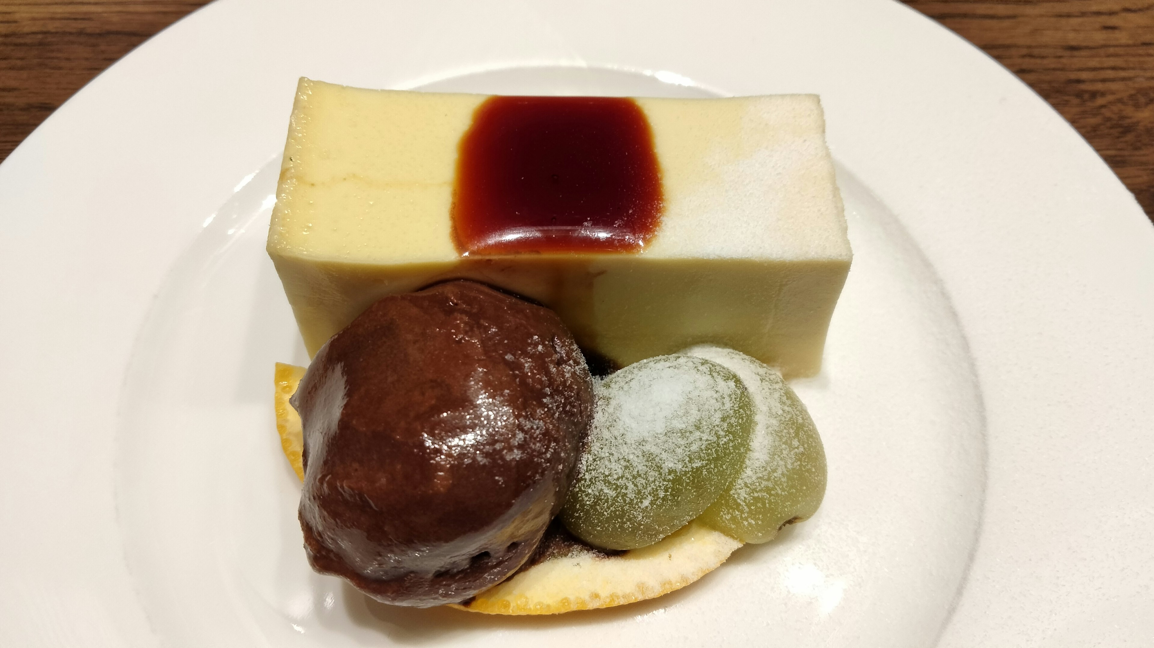 Gâteau au fromage crémeux avec de la glace au chocolat et au thé vert sur une assiette à dessert