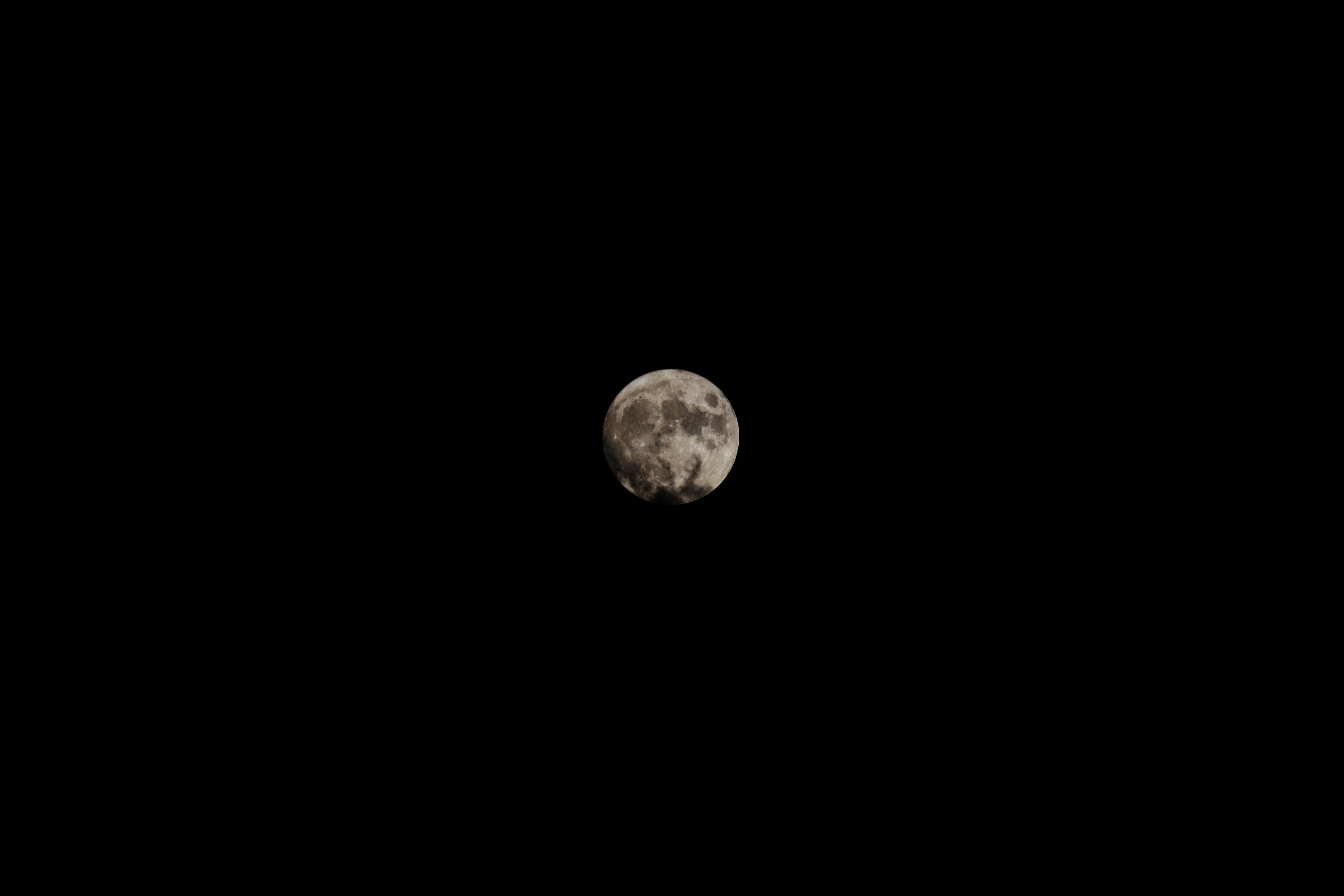 Gros plan de la lune sur un fond sombre