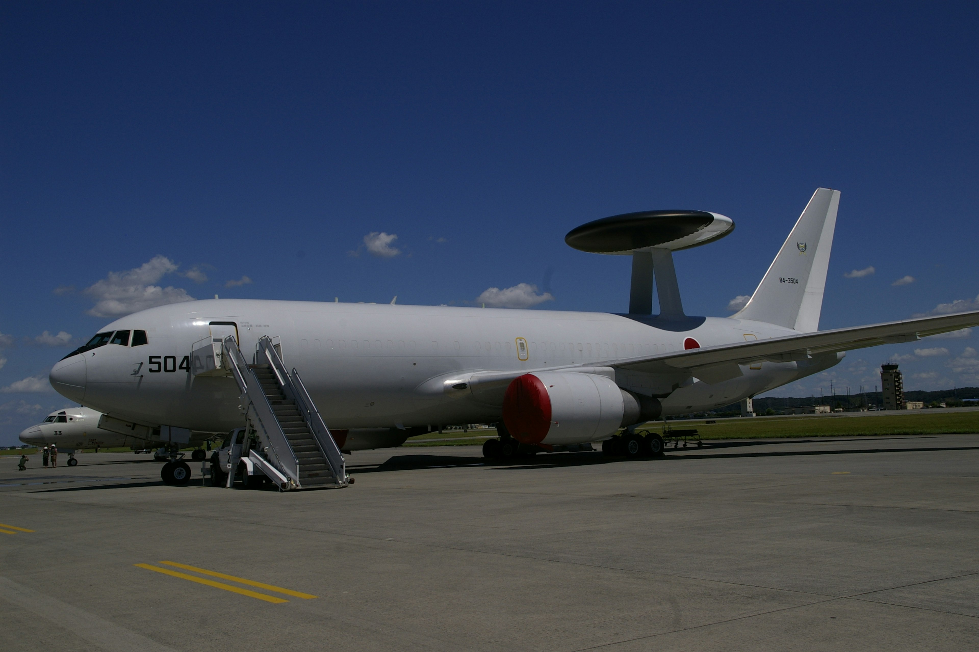 空港に駐機中の早期警戒機であるE-2Cホークアイの側面