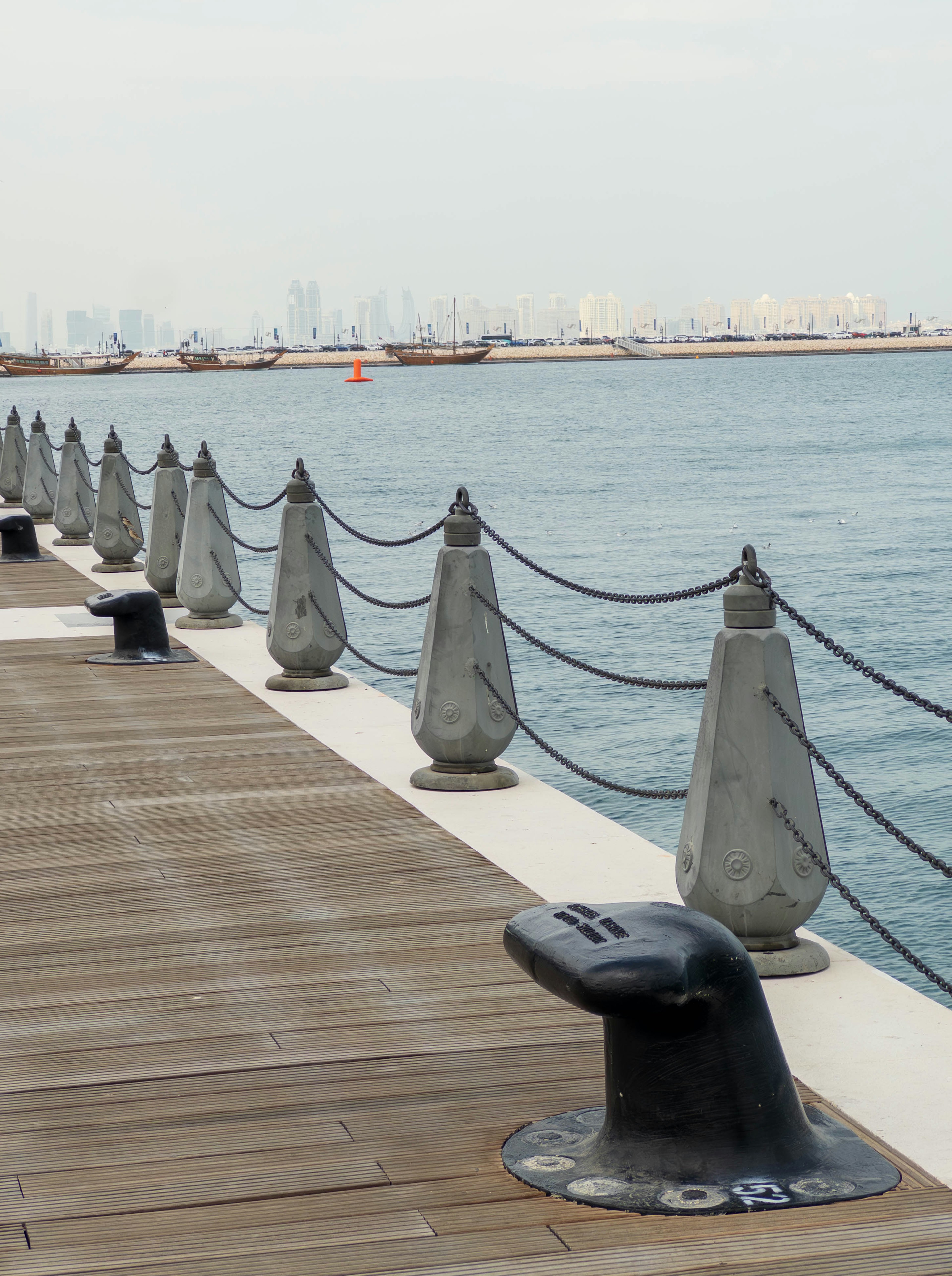 Blick auf einen Pier mit Pollern und Geländer