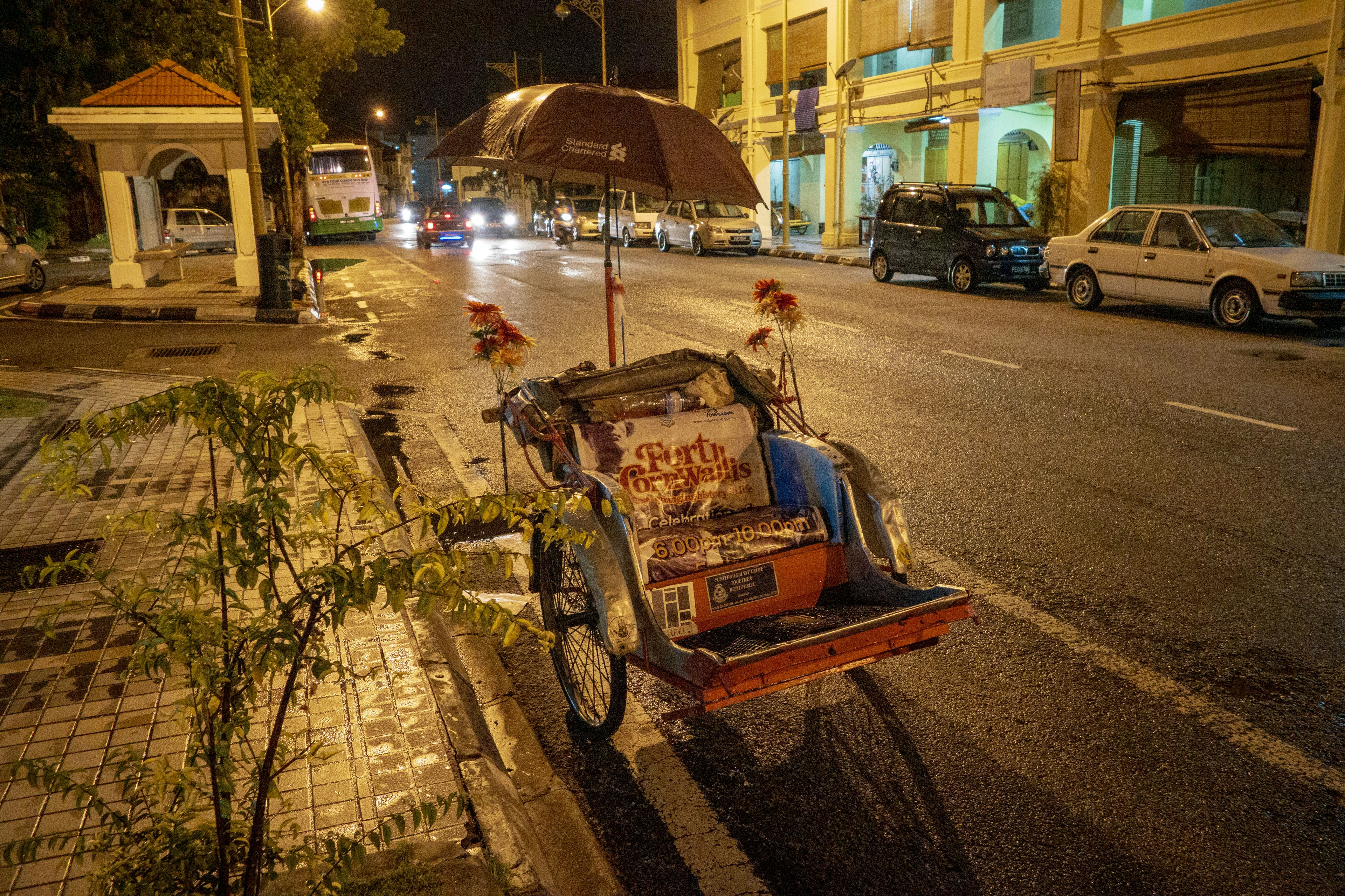 Chariot de rue avec parasol dans une scène de rue nocturne