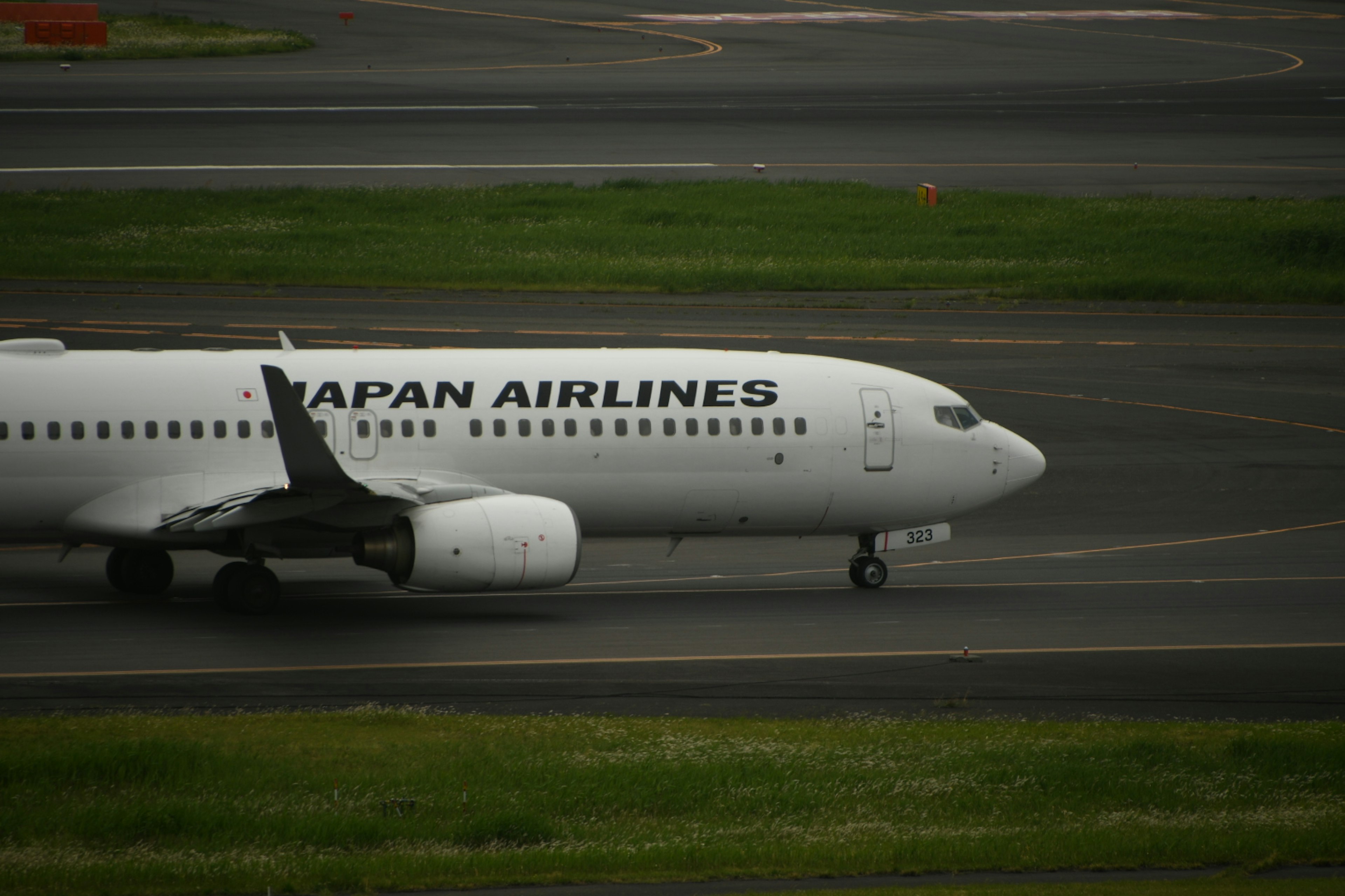 日本航空の飛行機が滑走路を走行中