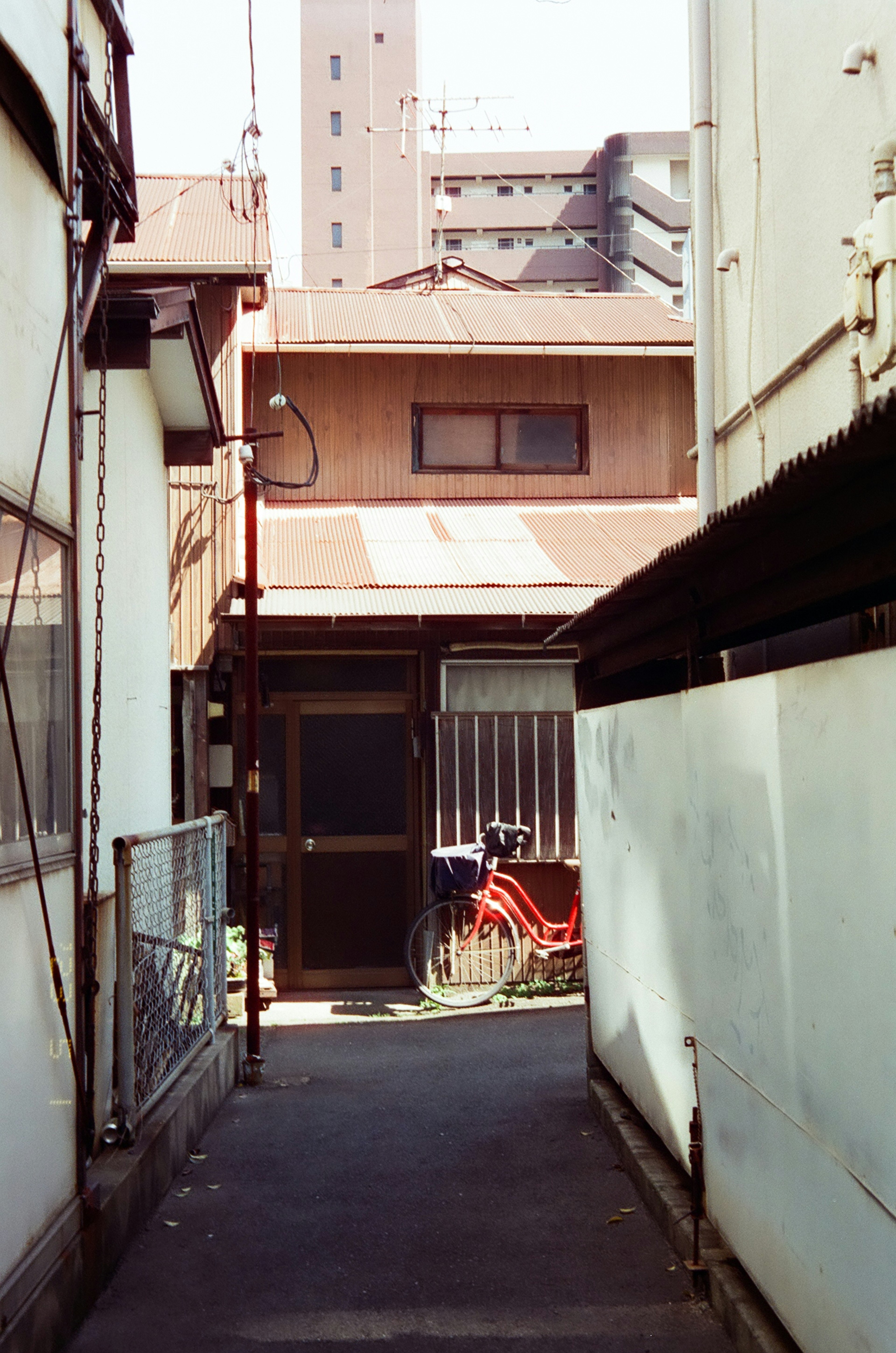 狭い路地にある古い家と周囲の建物