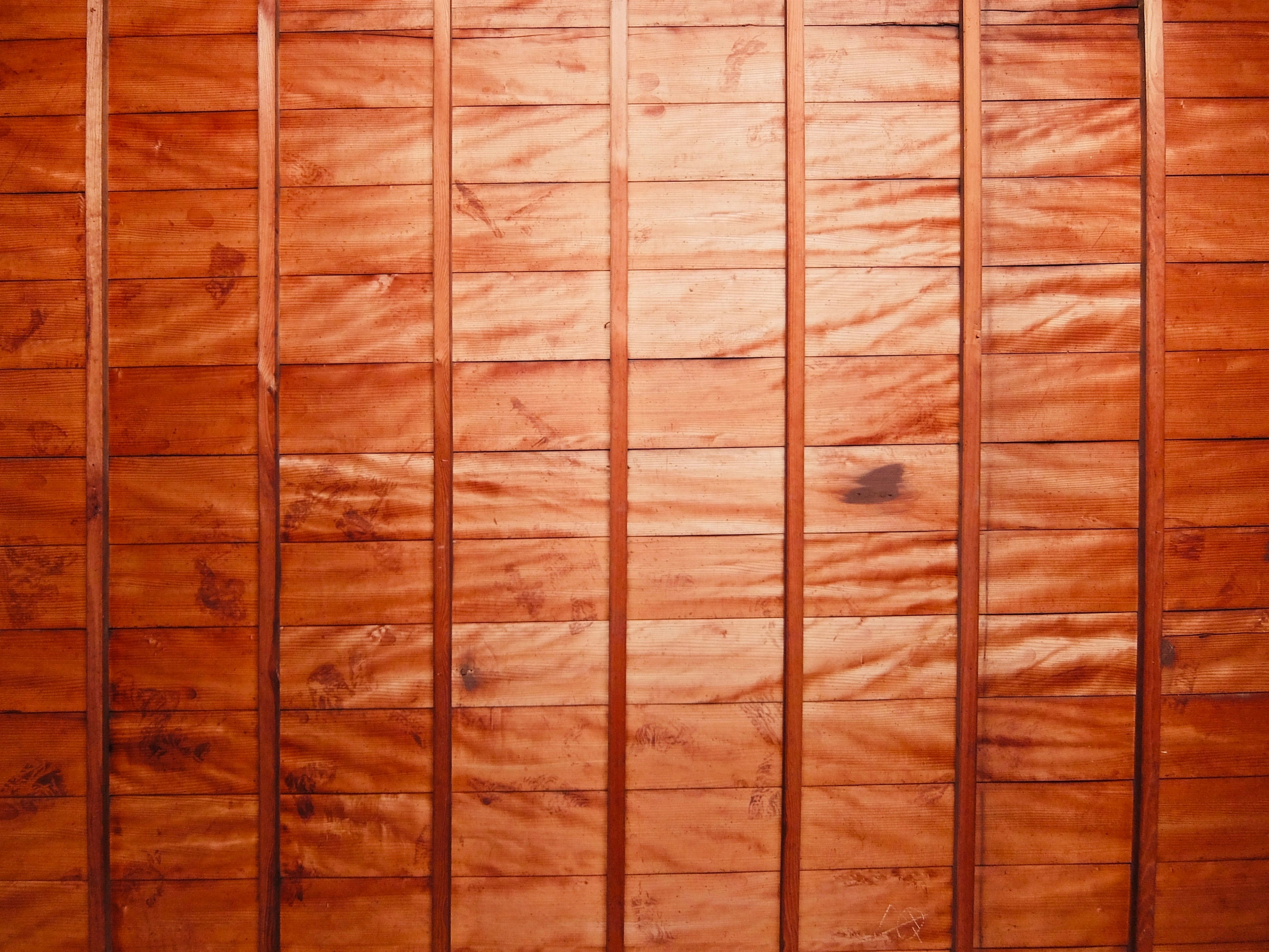 Paneles de madera en la pared con textura rica