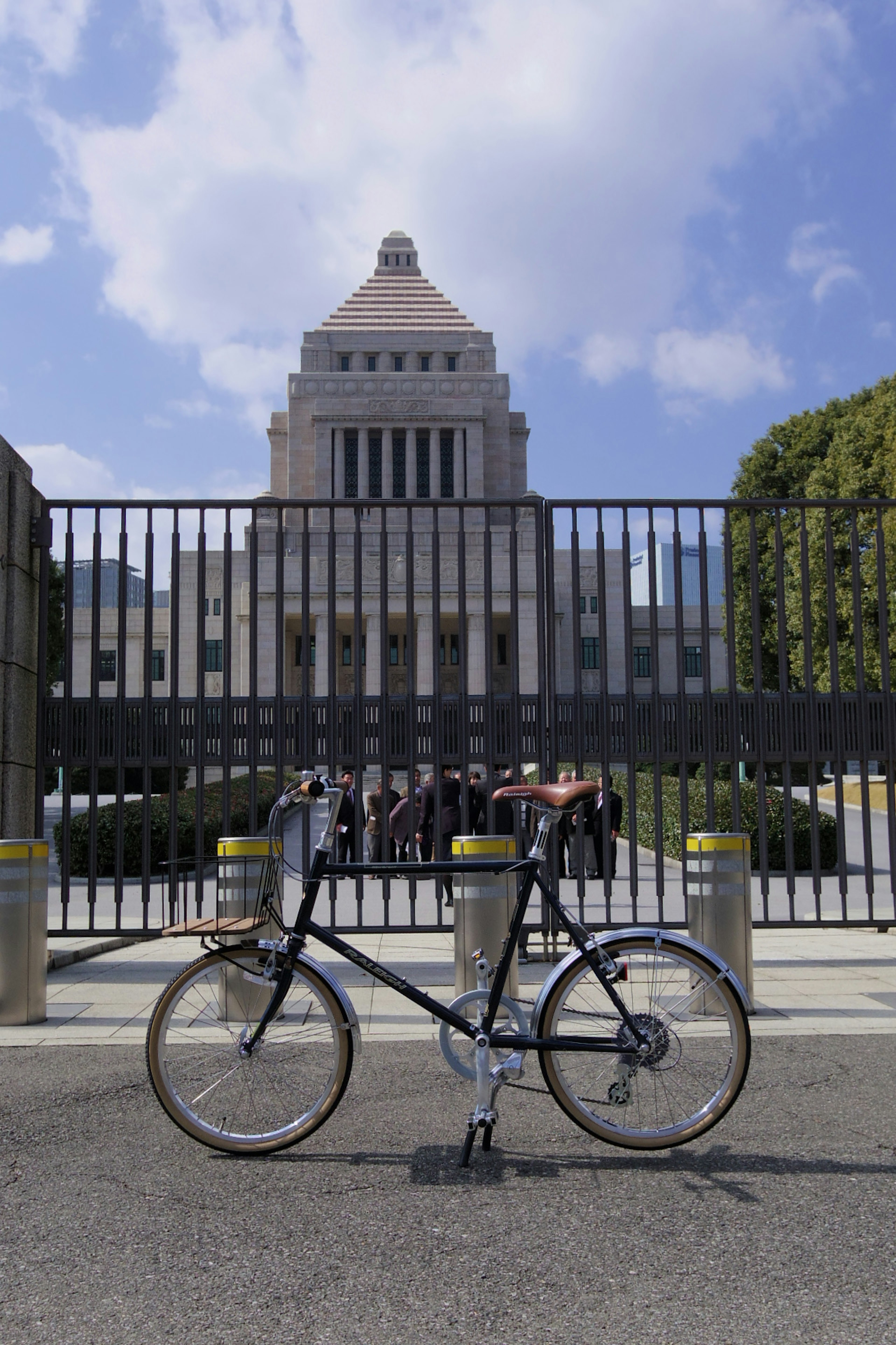 Sebuah sepeda hitam diparkir di depan Gedung Diet Nasional