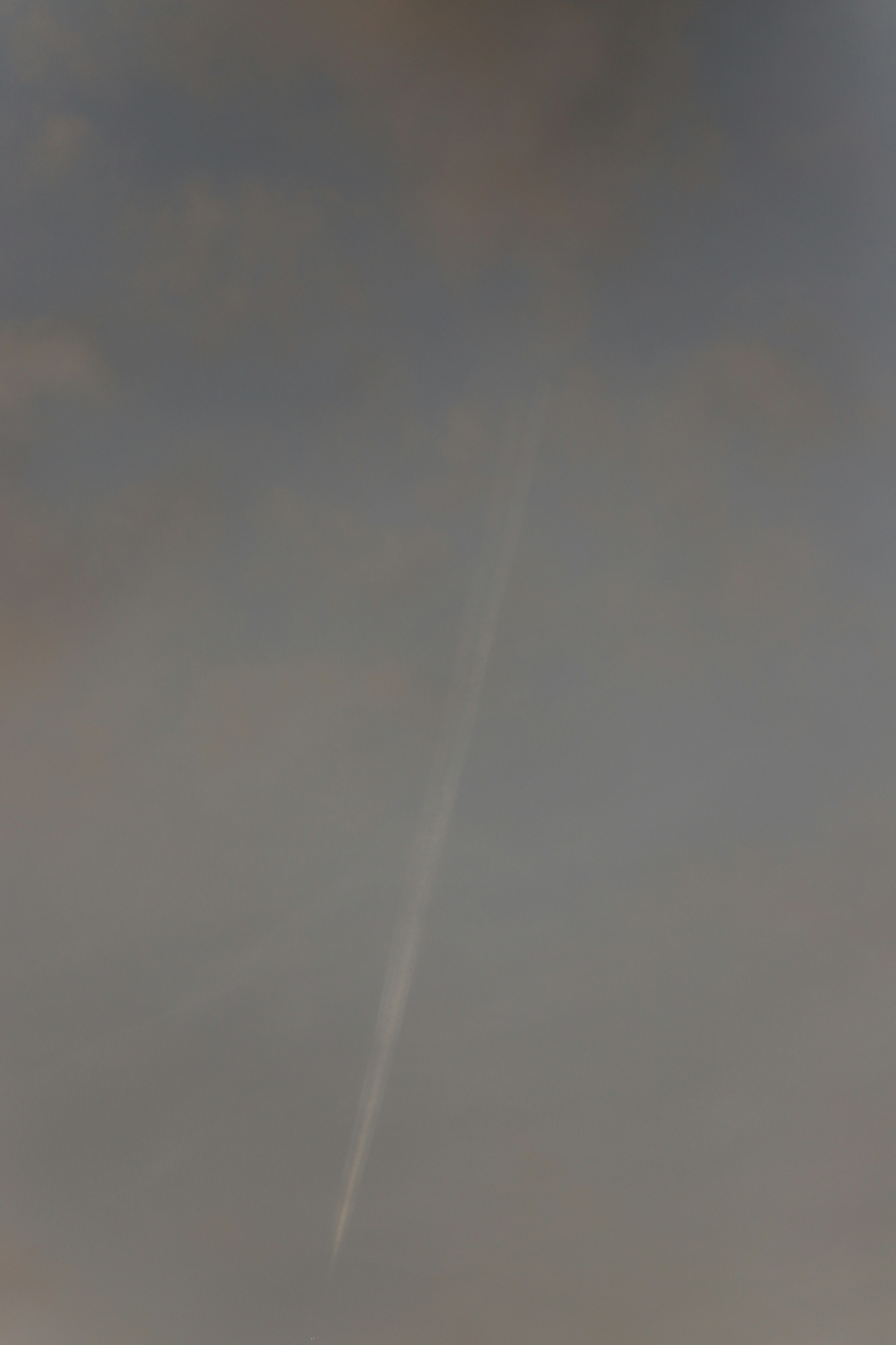 Dünne Wolken in einem blauen Himmel mit sichtbarem Kondensstreifen