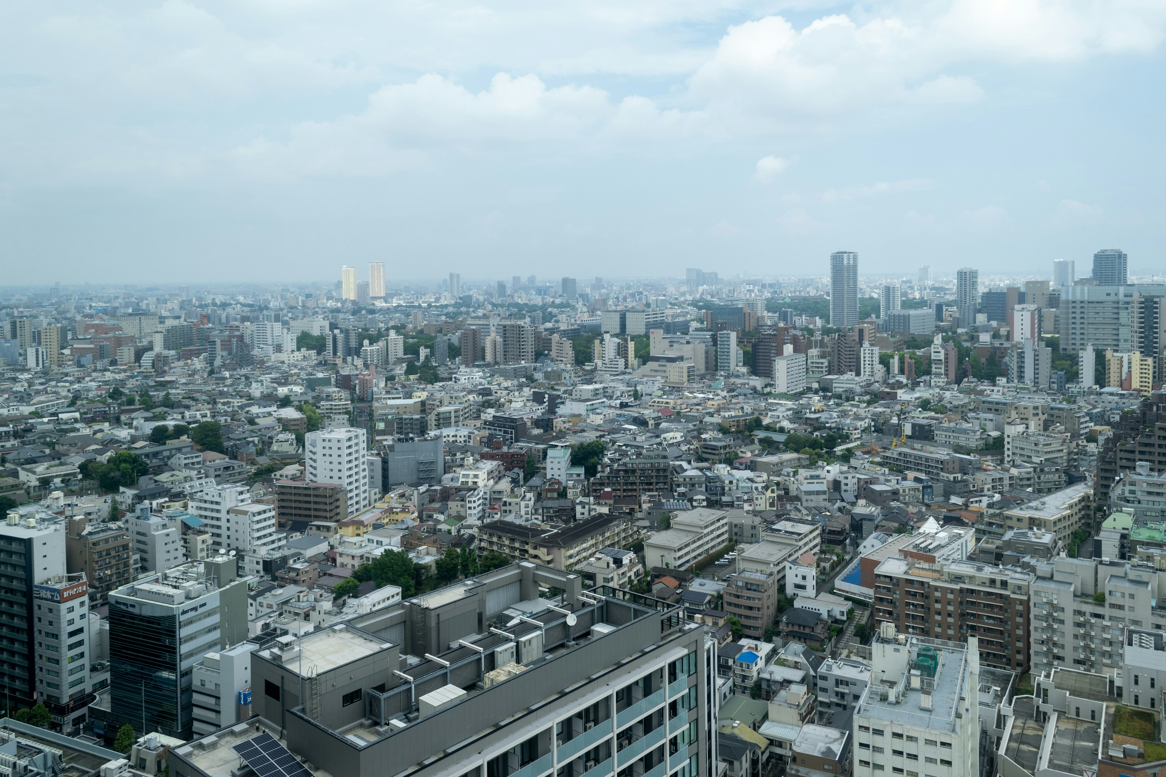 ทิวทัศน์เมืองโตเกียวที่มีอาคารสูงและพื้นที่อยู่อาศัย