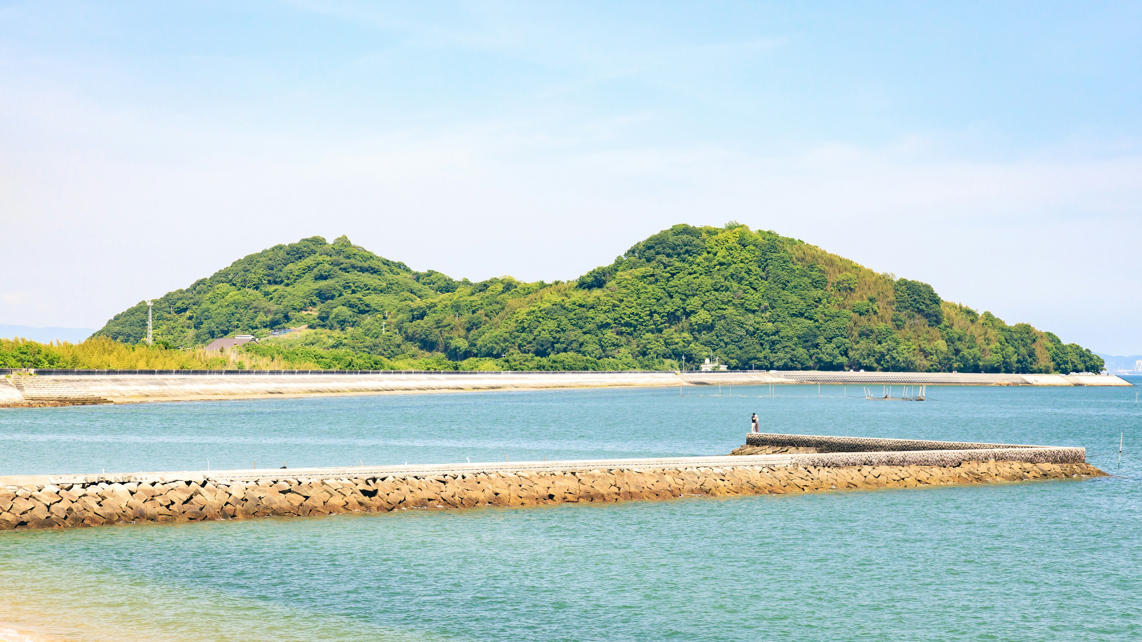 美丽的岛屿风景，蓝色海洋和绿色山丘