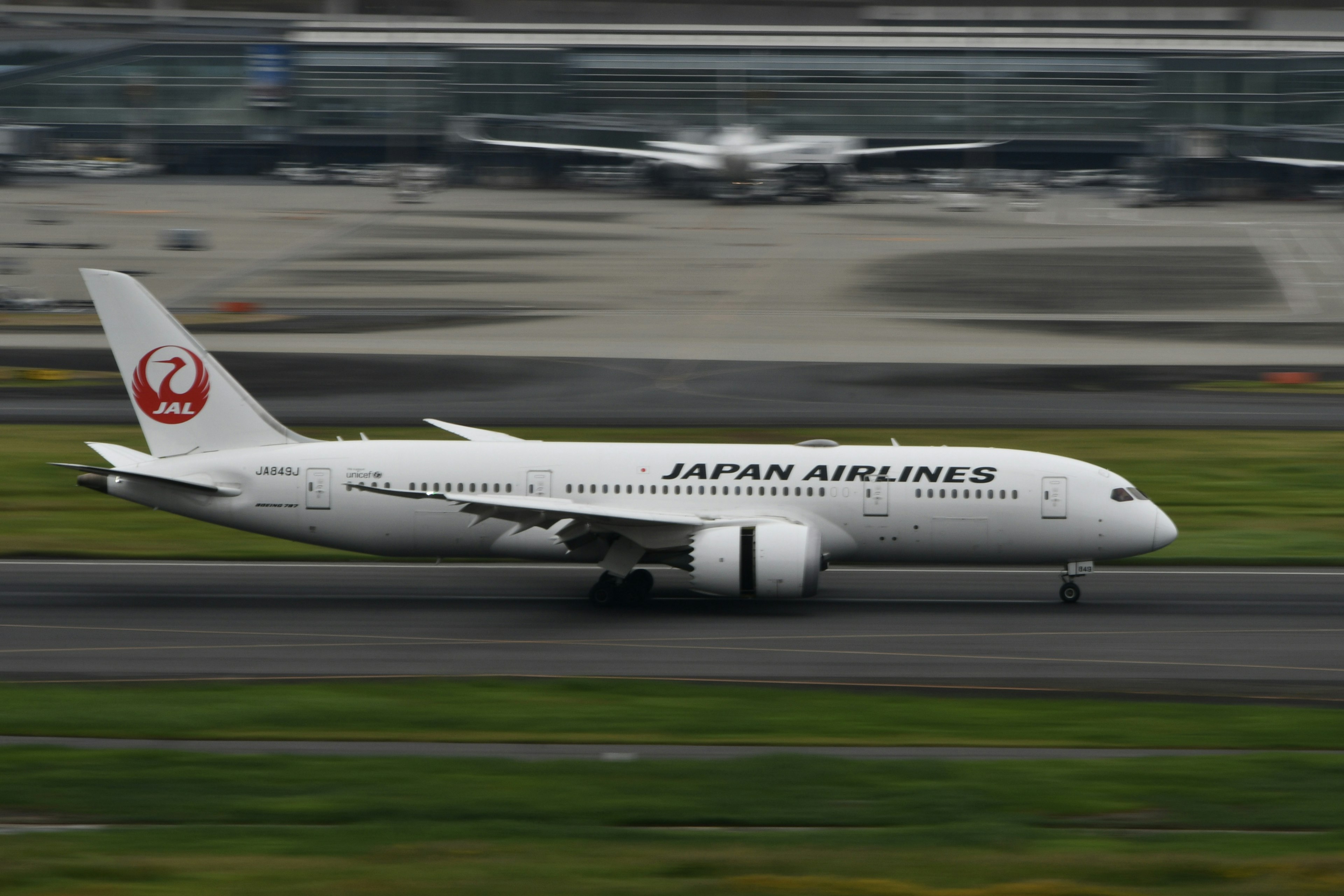 日本航空のボーイング787が滑走路を走行中