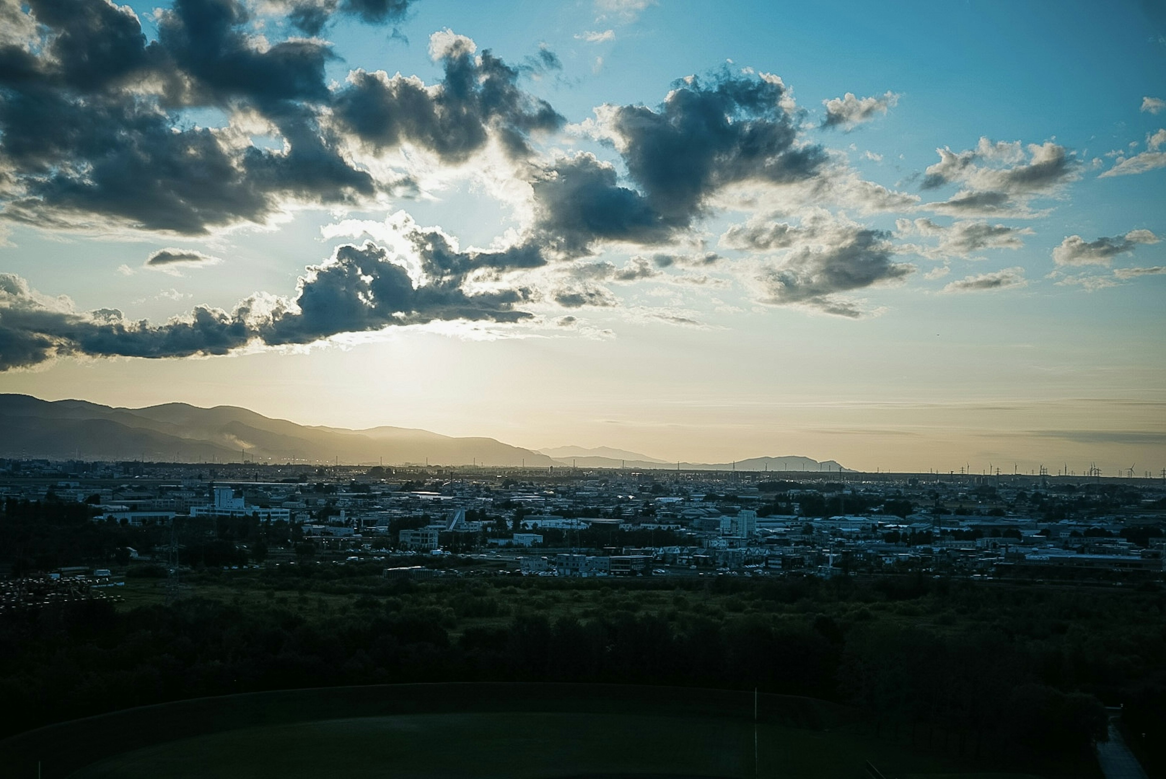 Vue panoramique d'un ciel au coucher du soleil sur une ville