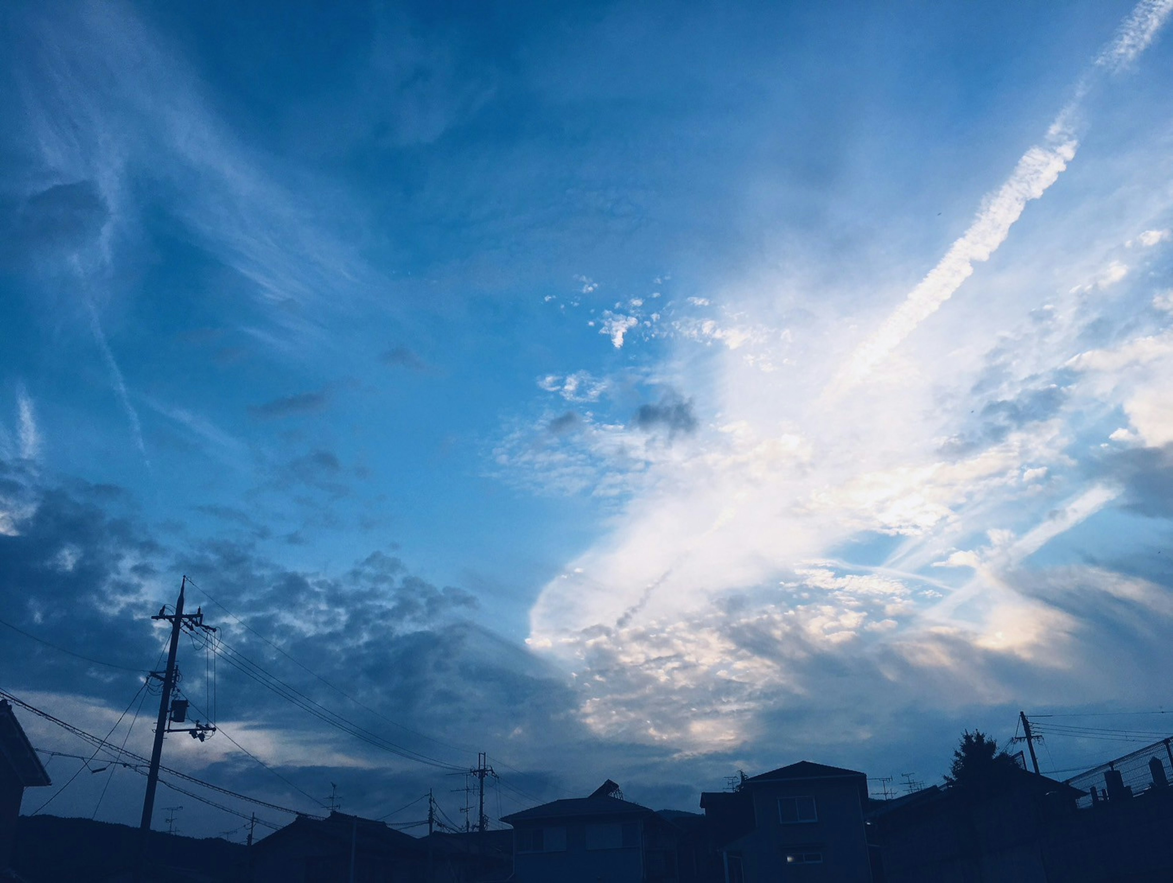 Un paysage magnifique de ciel bleu et de nuages avec des silhouettes de bâtiments