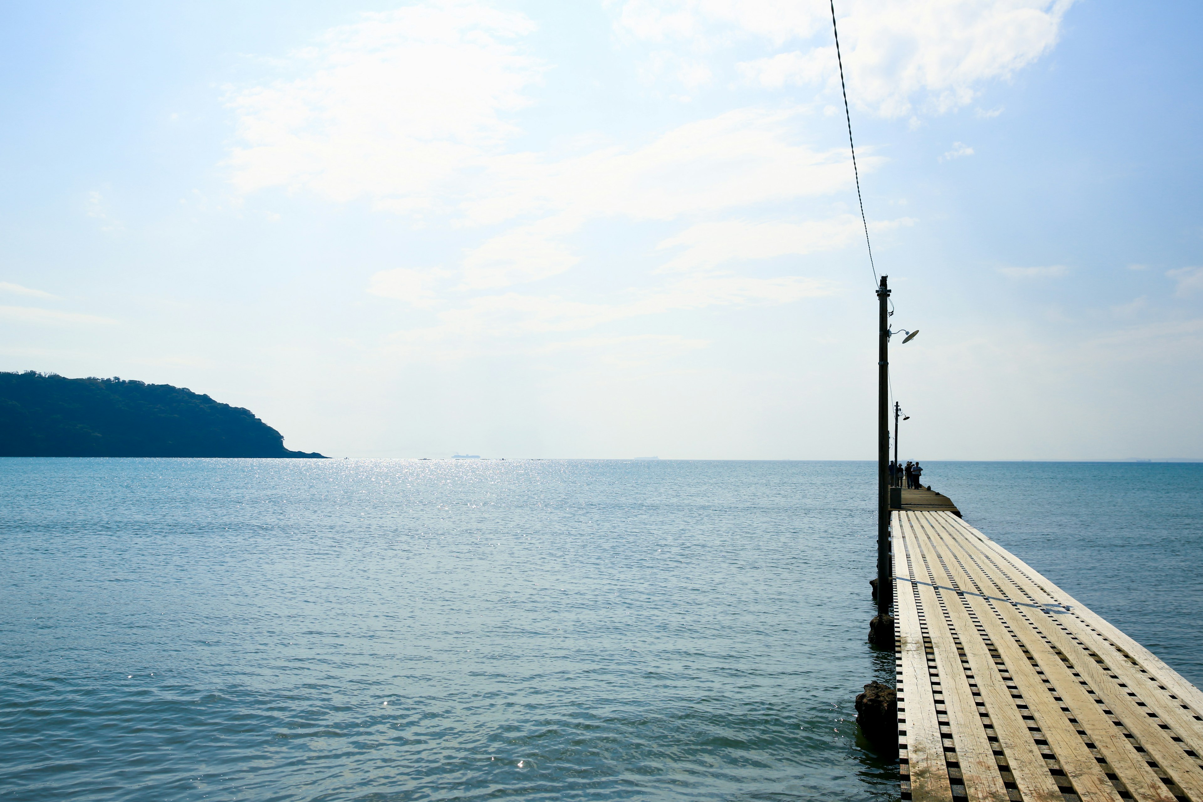 寧靜海面上延伸的碼頭景觀