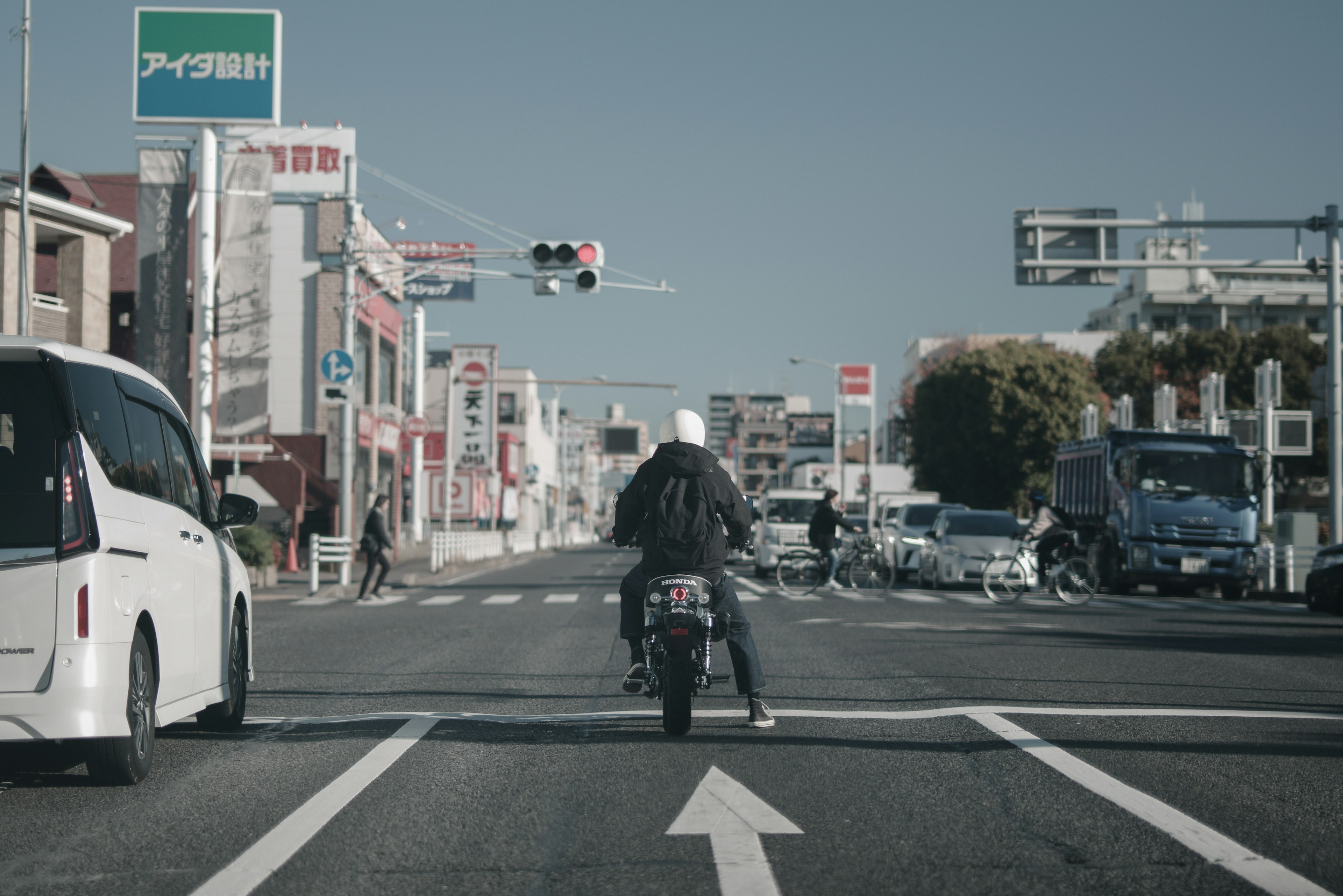 Eine Person fährt mit einem Motorrad auf einer Stadtstraße