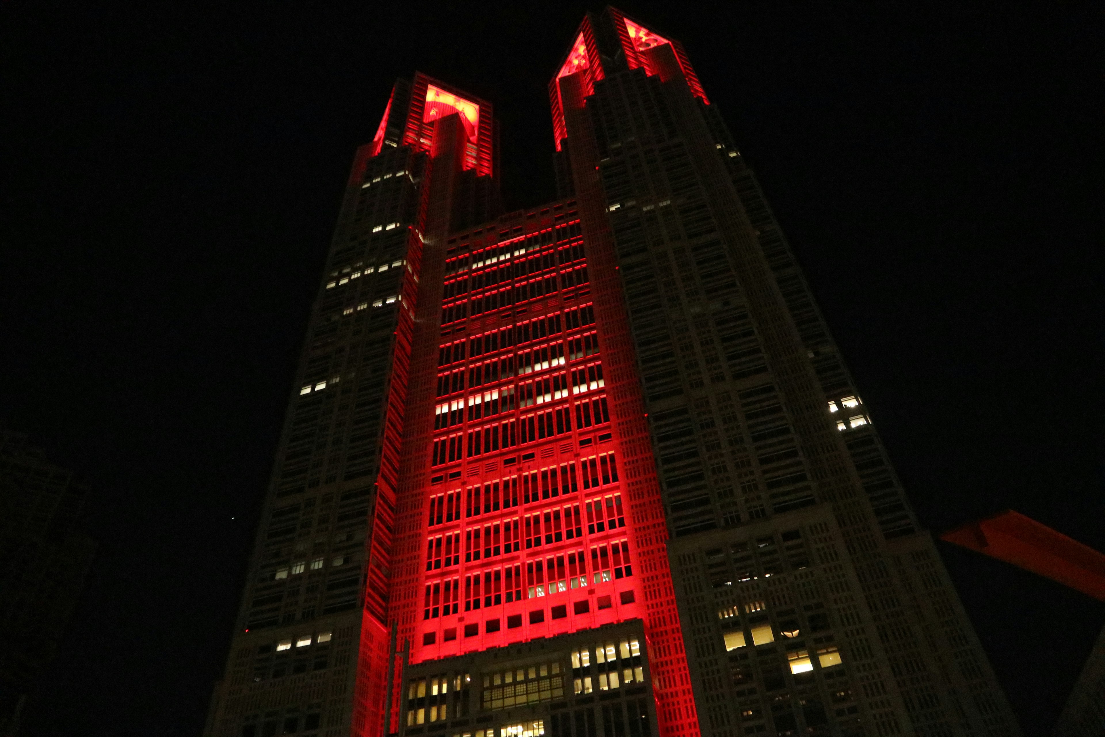 Edificio del gobierno metropolitano de Tokio iluminado en rojo por la noche