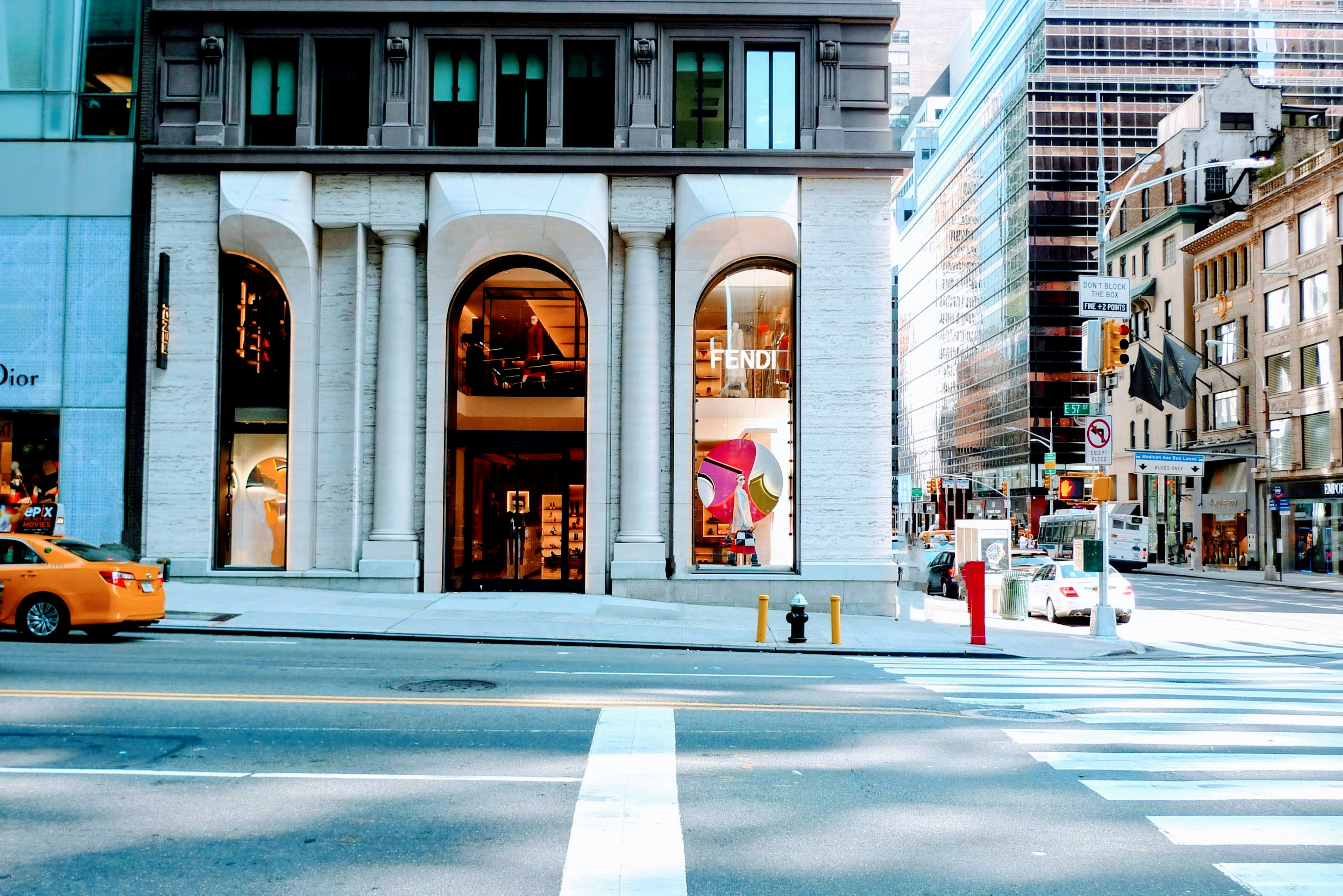 Façade d'un bâtiment commercial avec de grandes fenêtres en arc donnant sur la rue