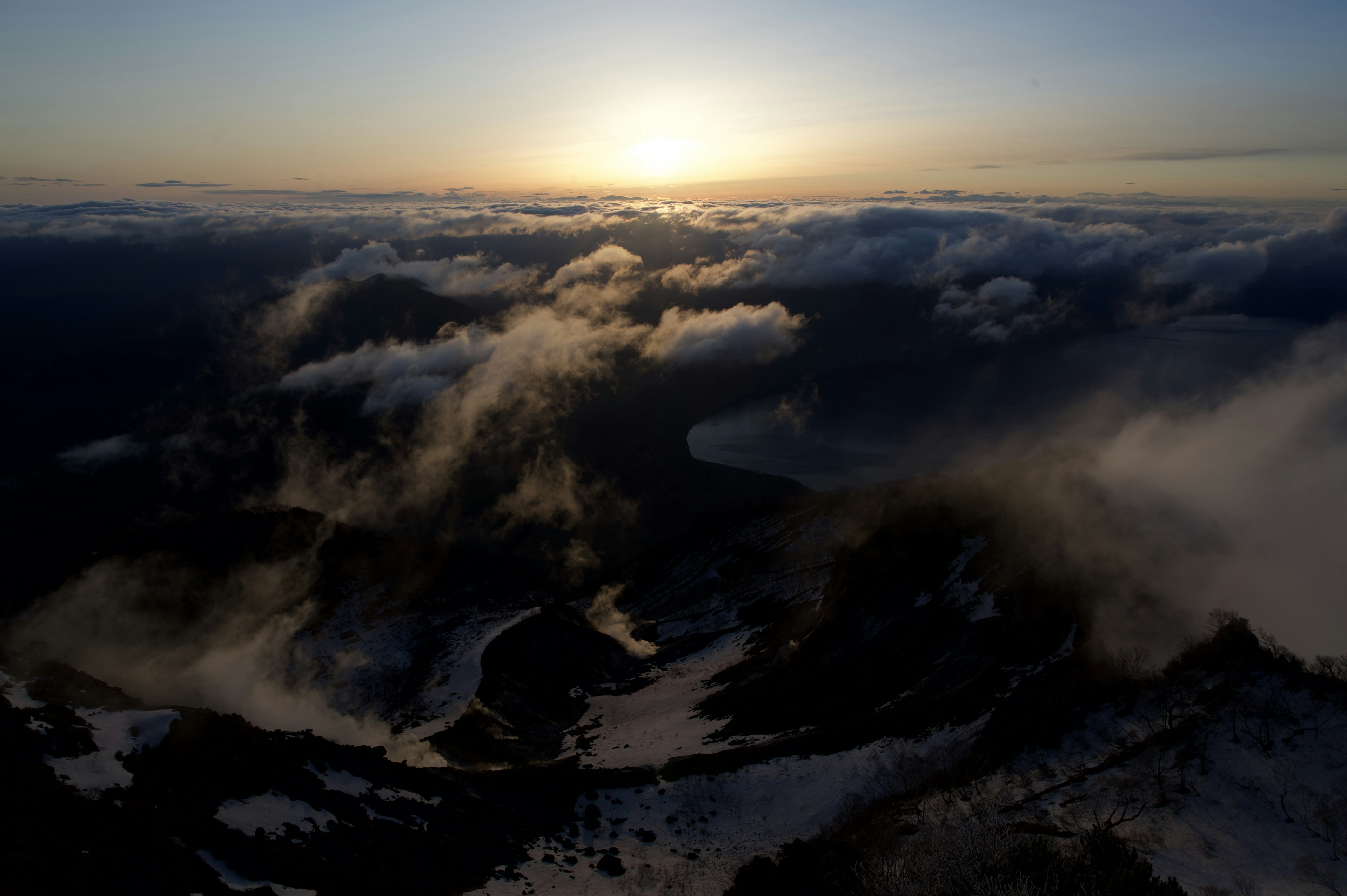 山の上からの夕日と雲の景色