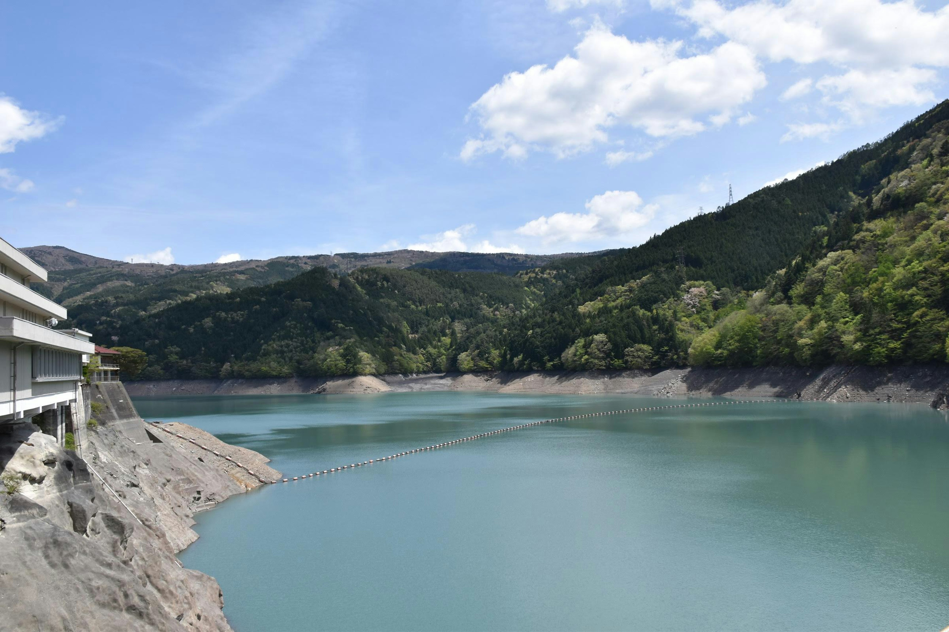 青い湖と緑の山々が広がる風景