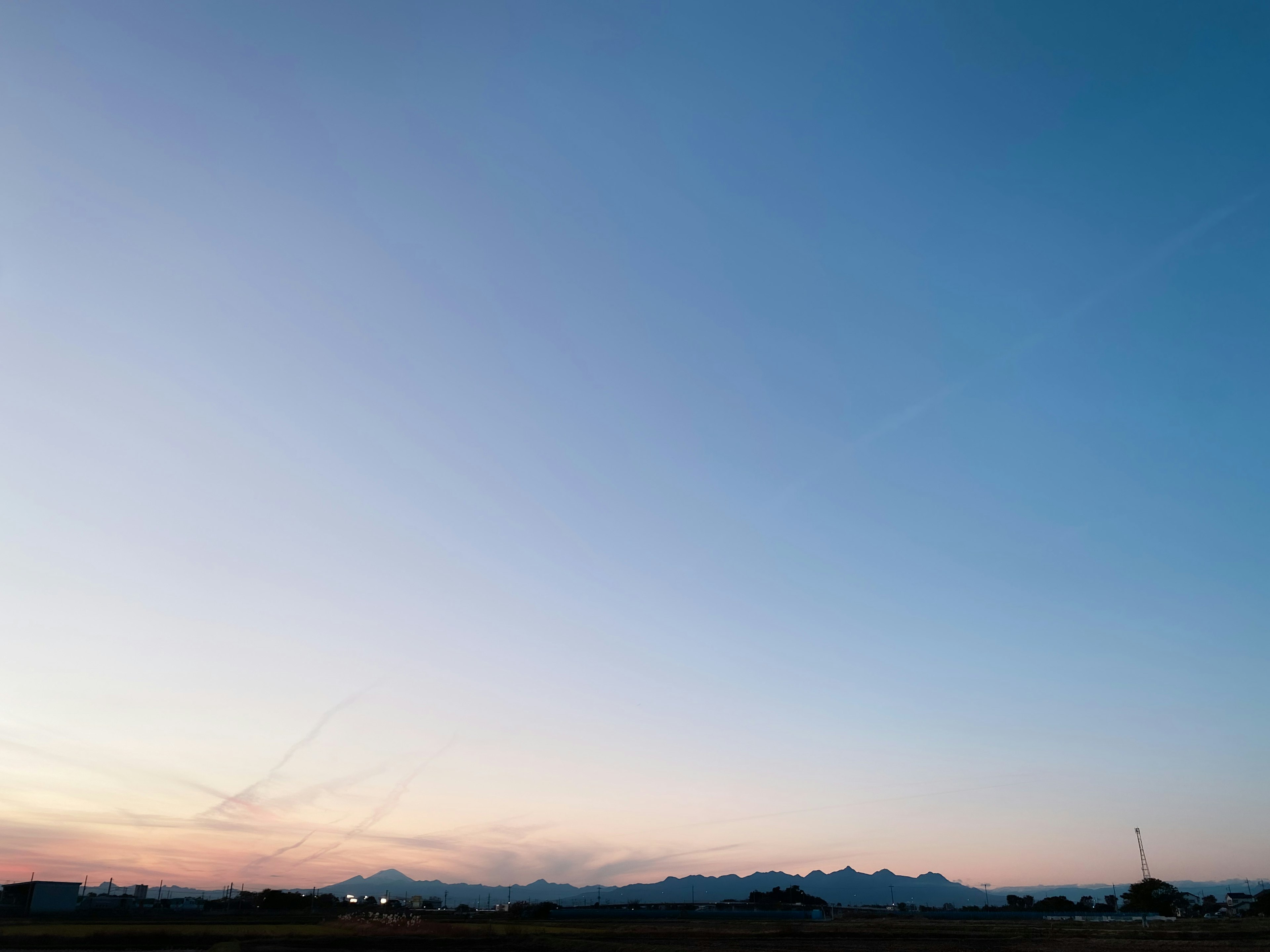 夕暮れ時の青い空と遠くの山々が見える風景