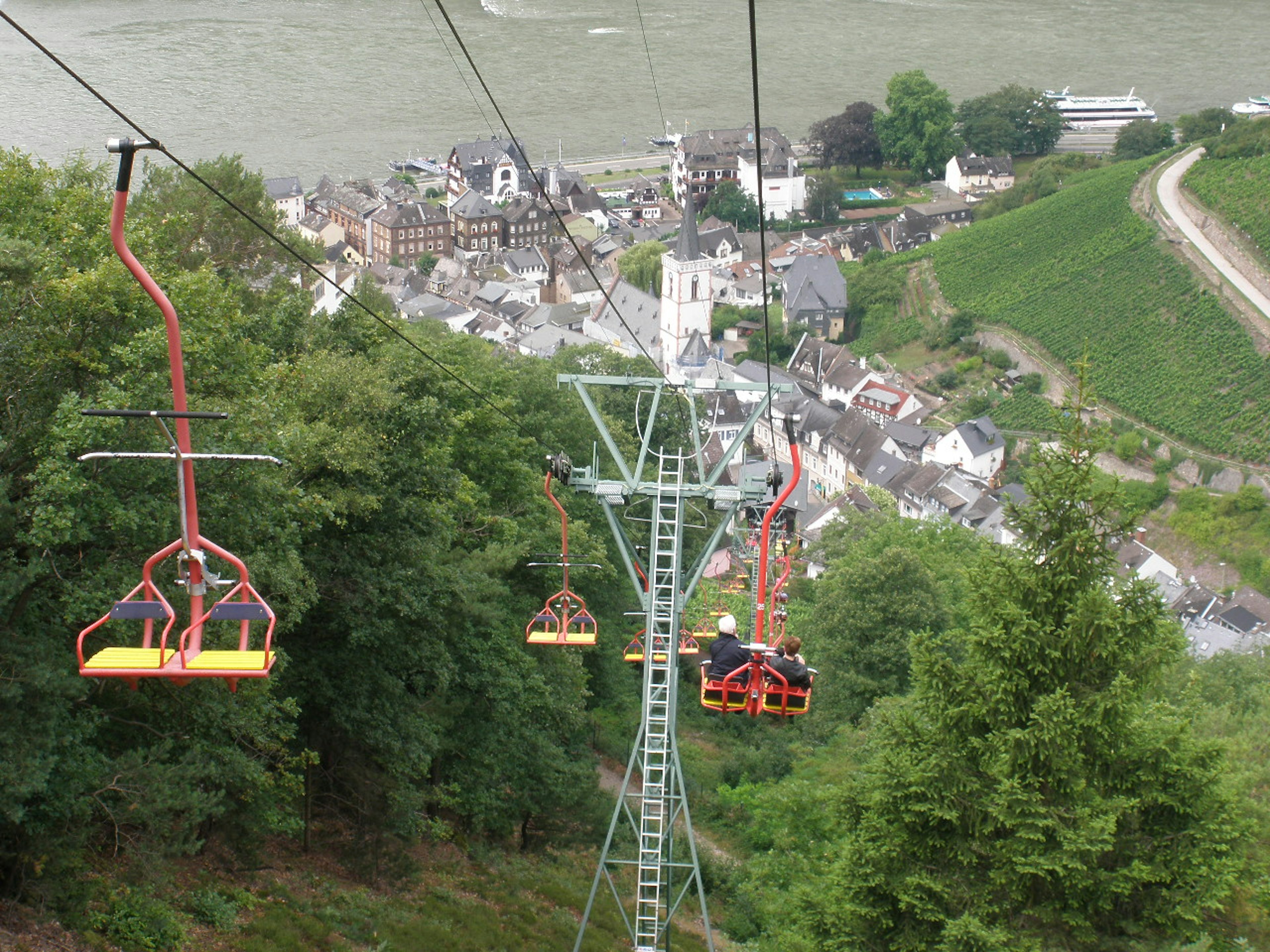 Panoramablick auf einen Sessellift mit einer kleinen Stadt darunter