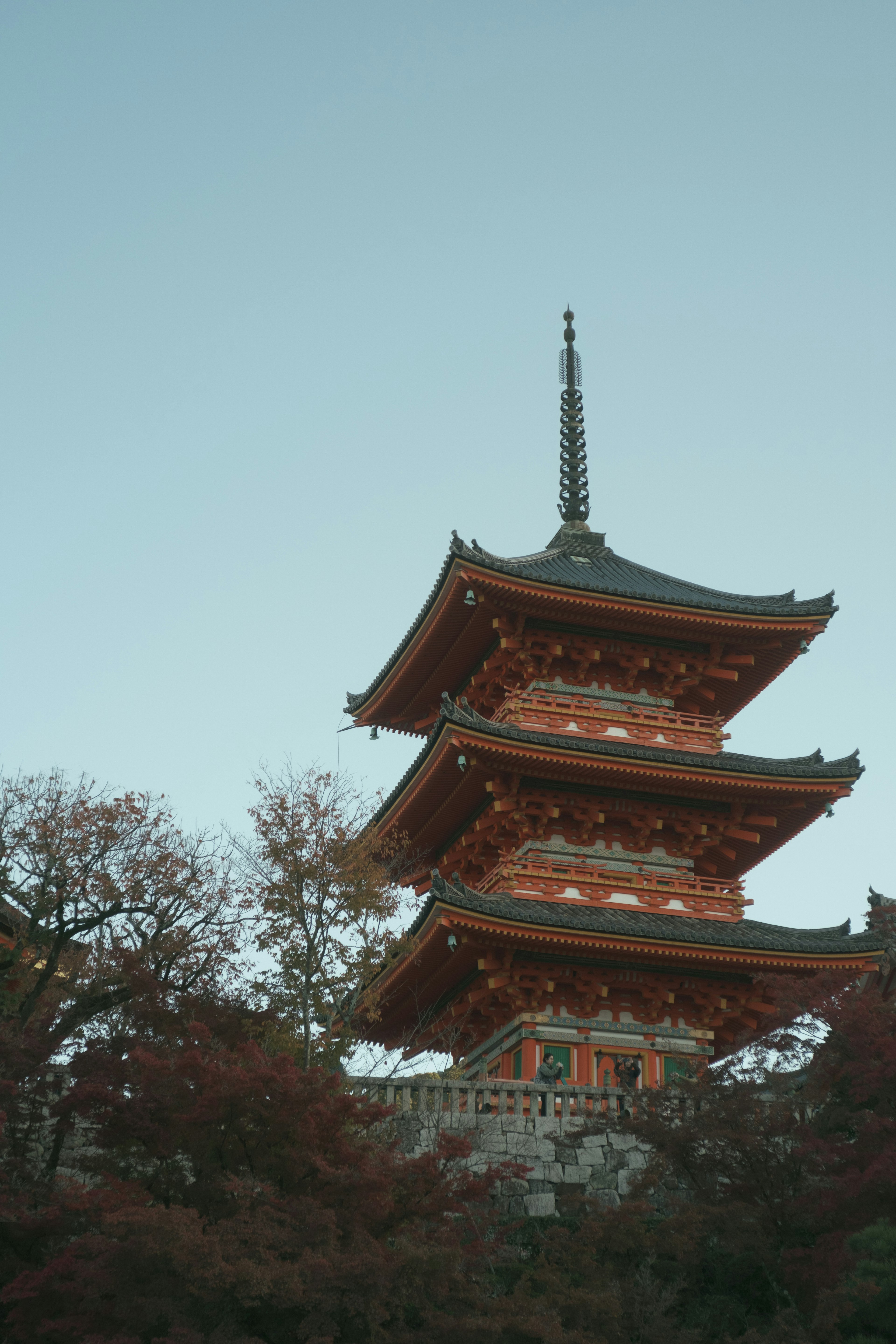 Schöne Aussicht auf die fünfstöckige Pagode des Kiyomizu-dera in Kyoto