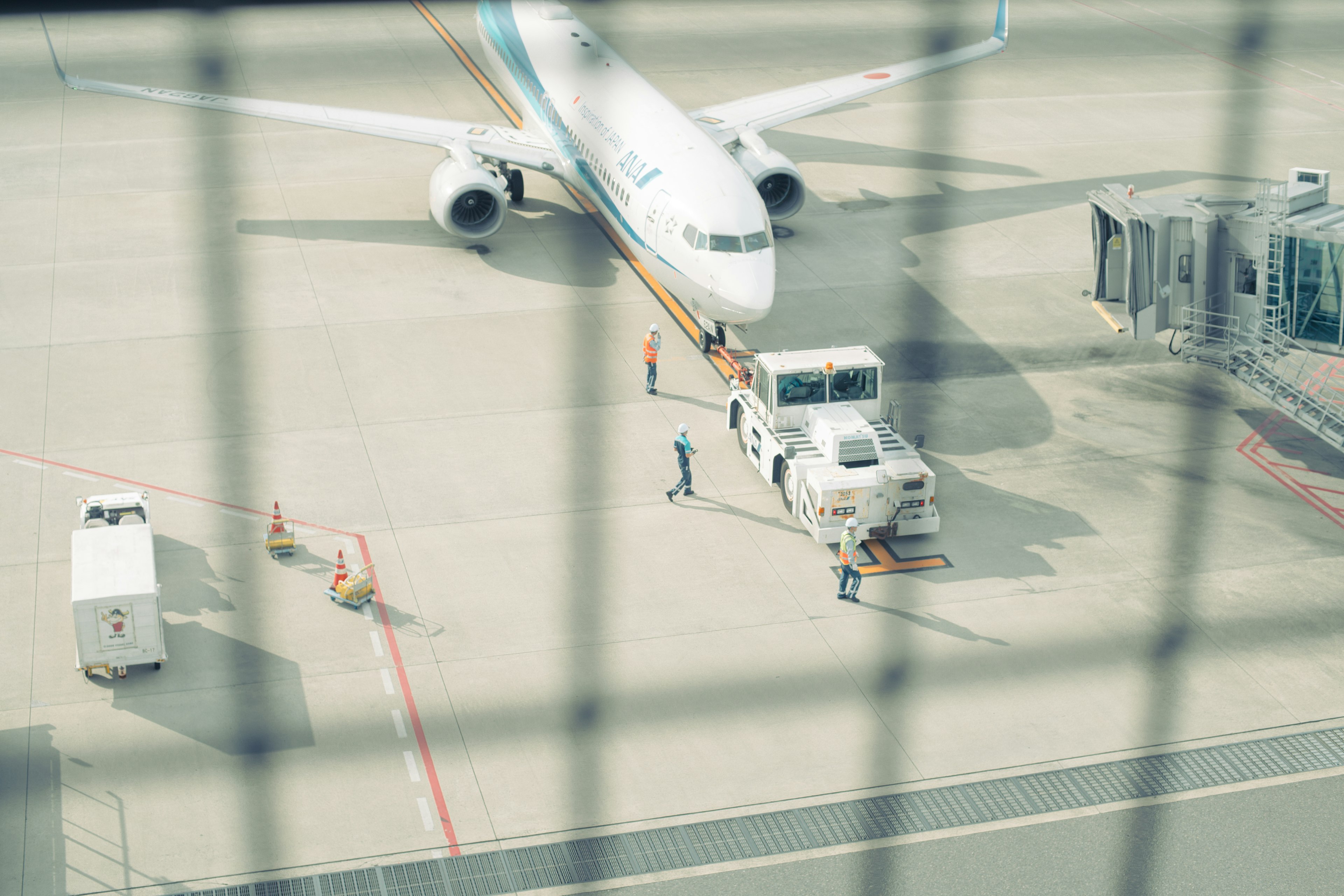 Avion à l'aéroport avec l'équipage au sol et connexion au terminal