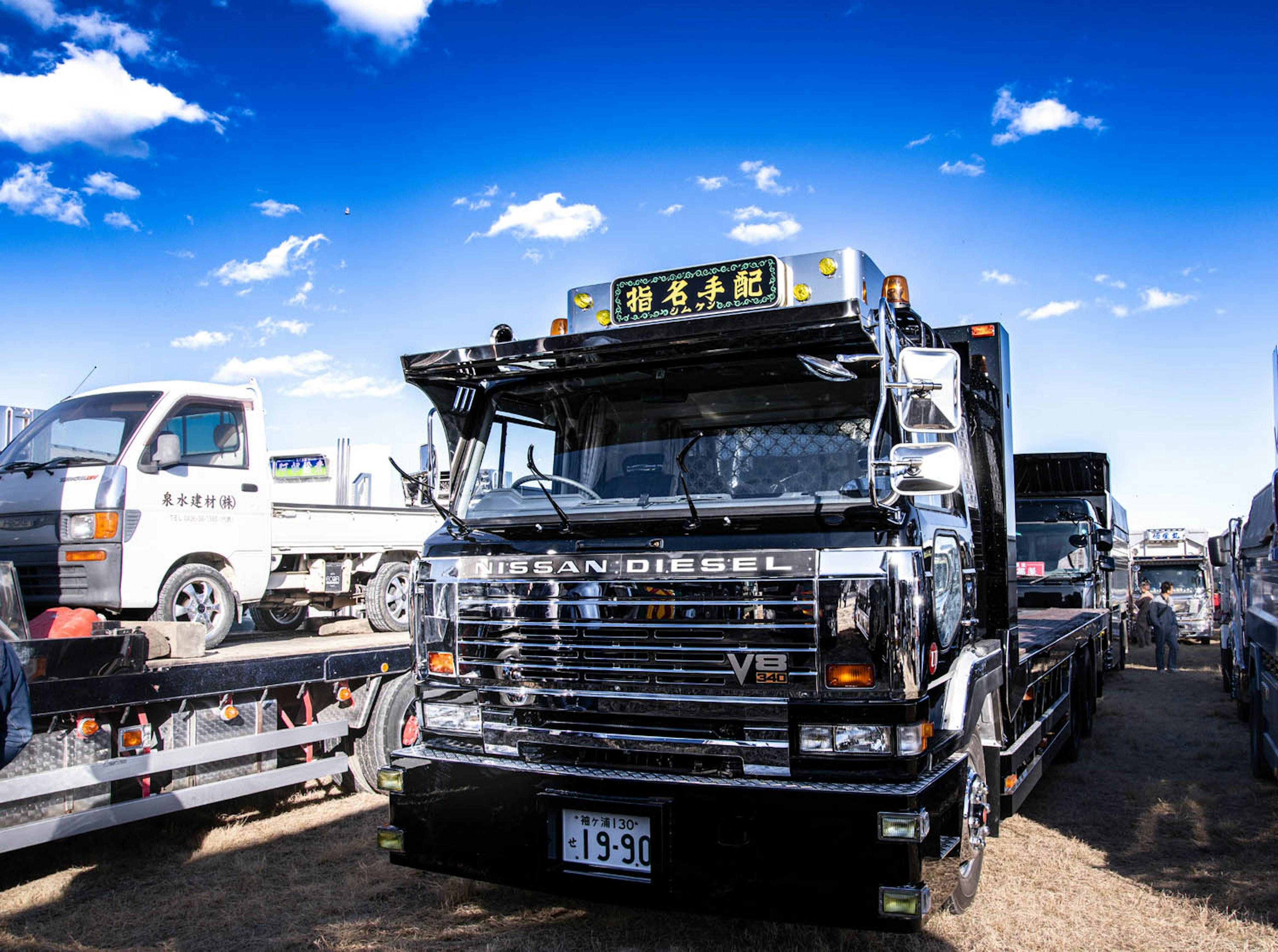 Un camion noir garé sous un ciel bleu