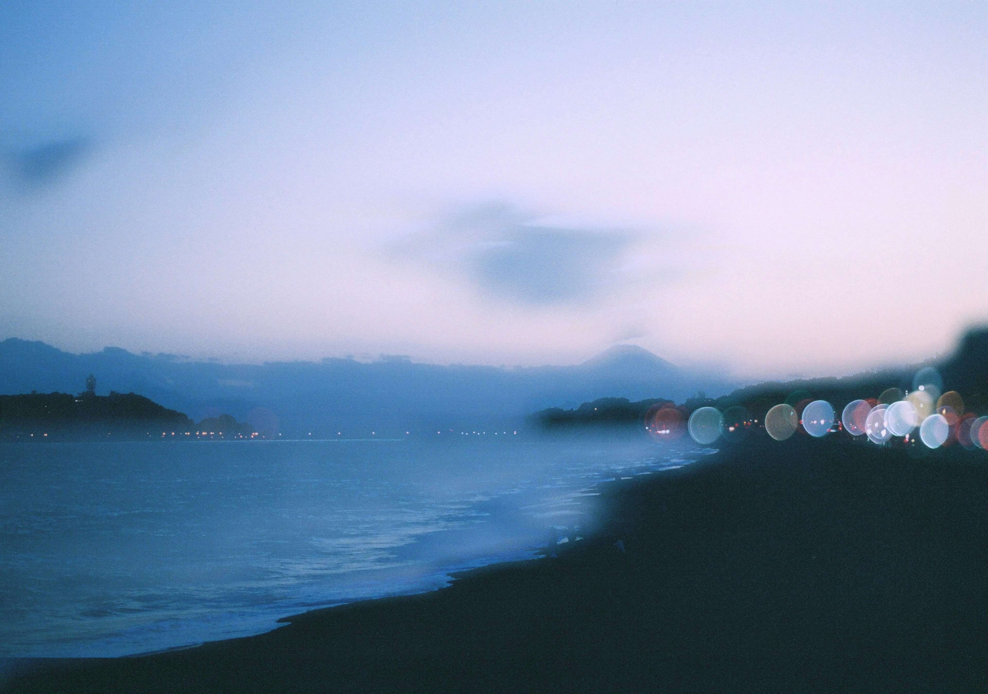 ぼんやりとした海岸の風景と夕暮れの色合い