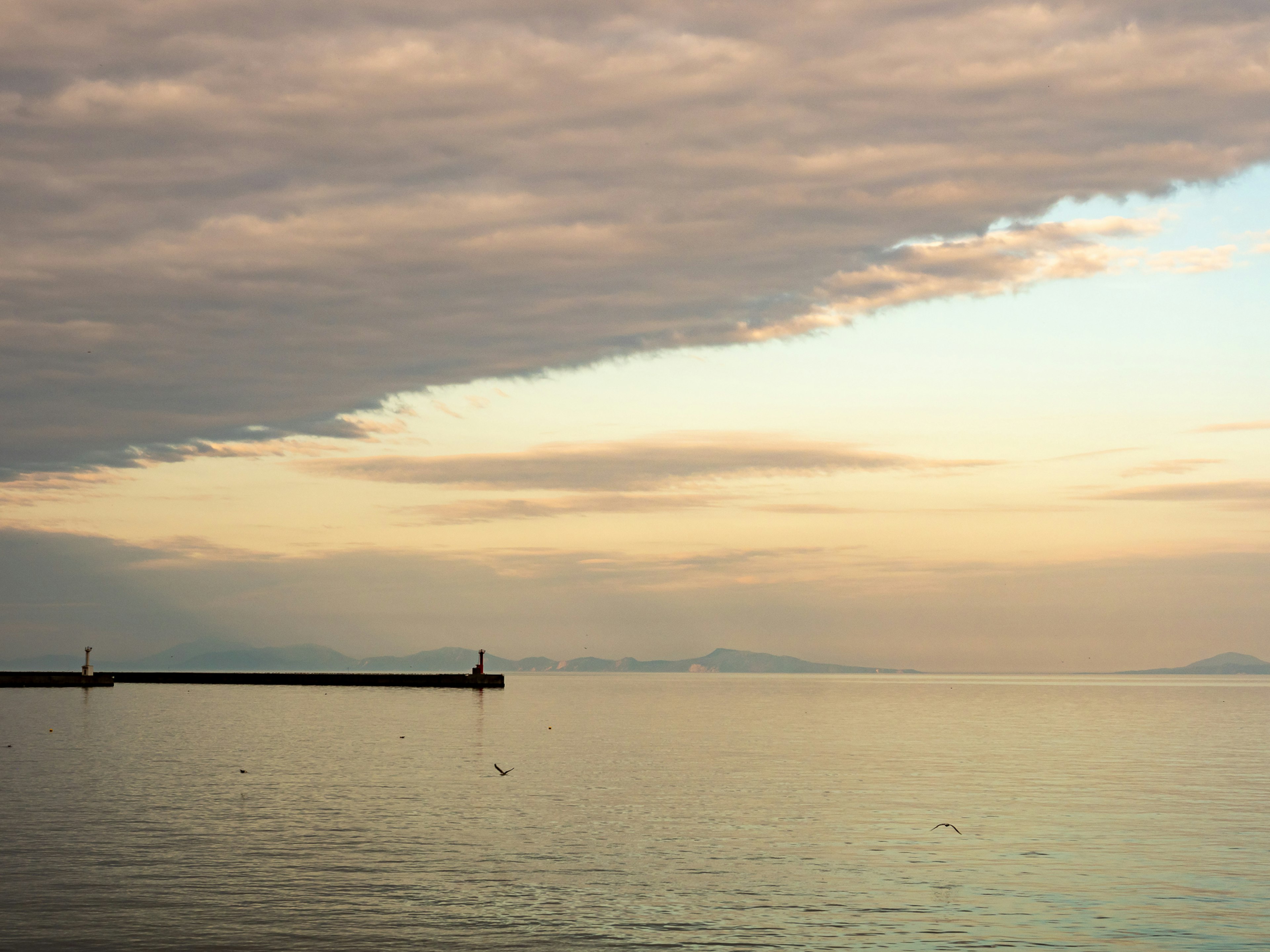 Mer calme avec de beaux nuages au coucher du soleil