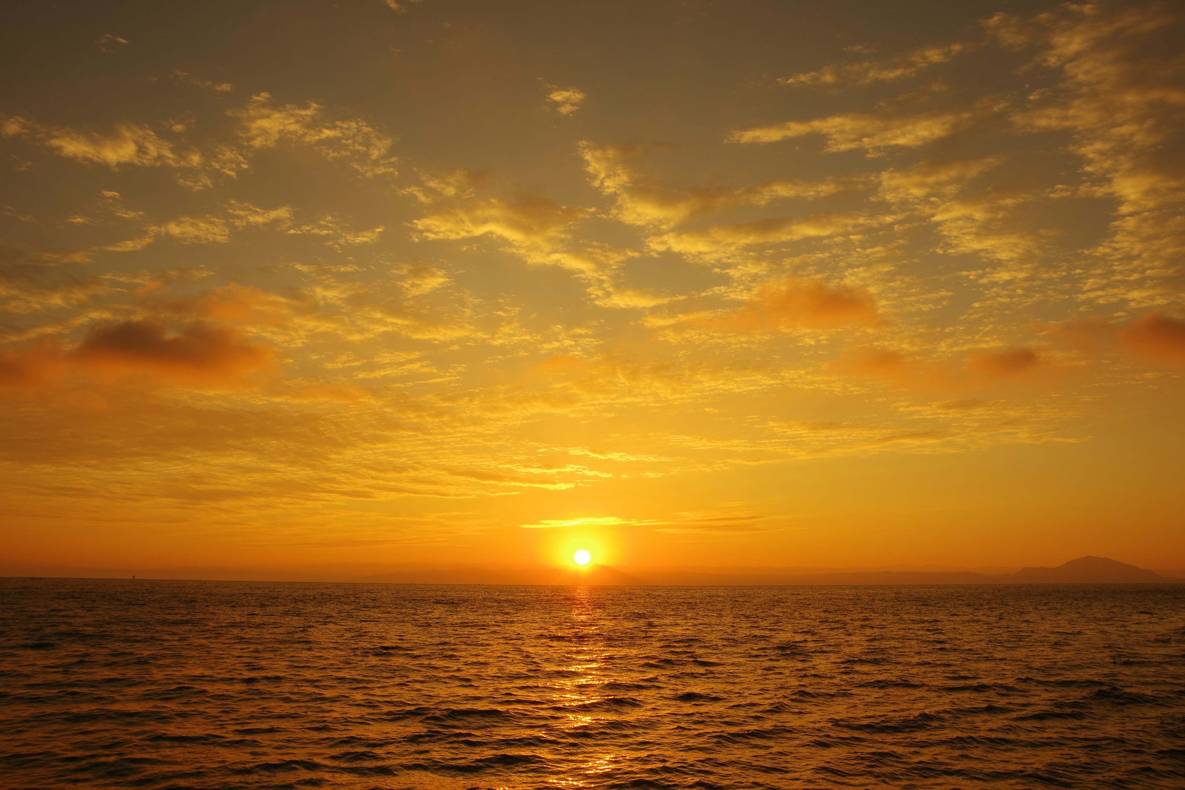 Schöner Sonnenuntergang über dem Ozean