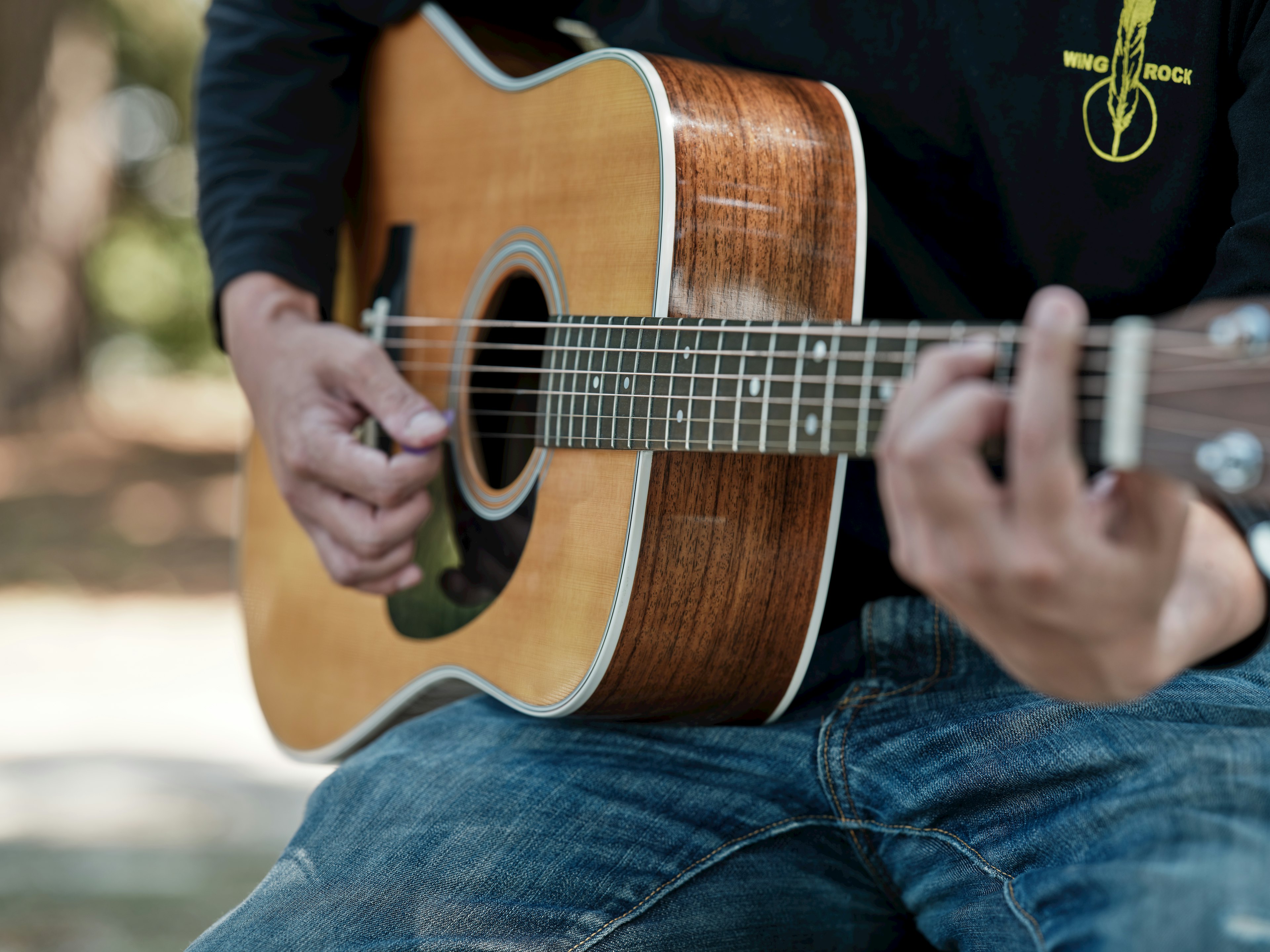 Primo piano di una persona che suona una chitarra acustica