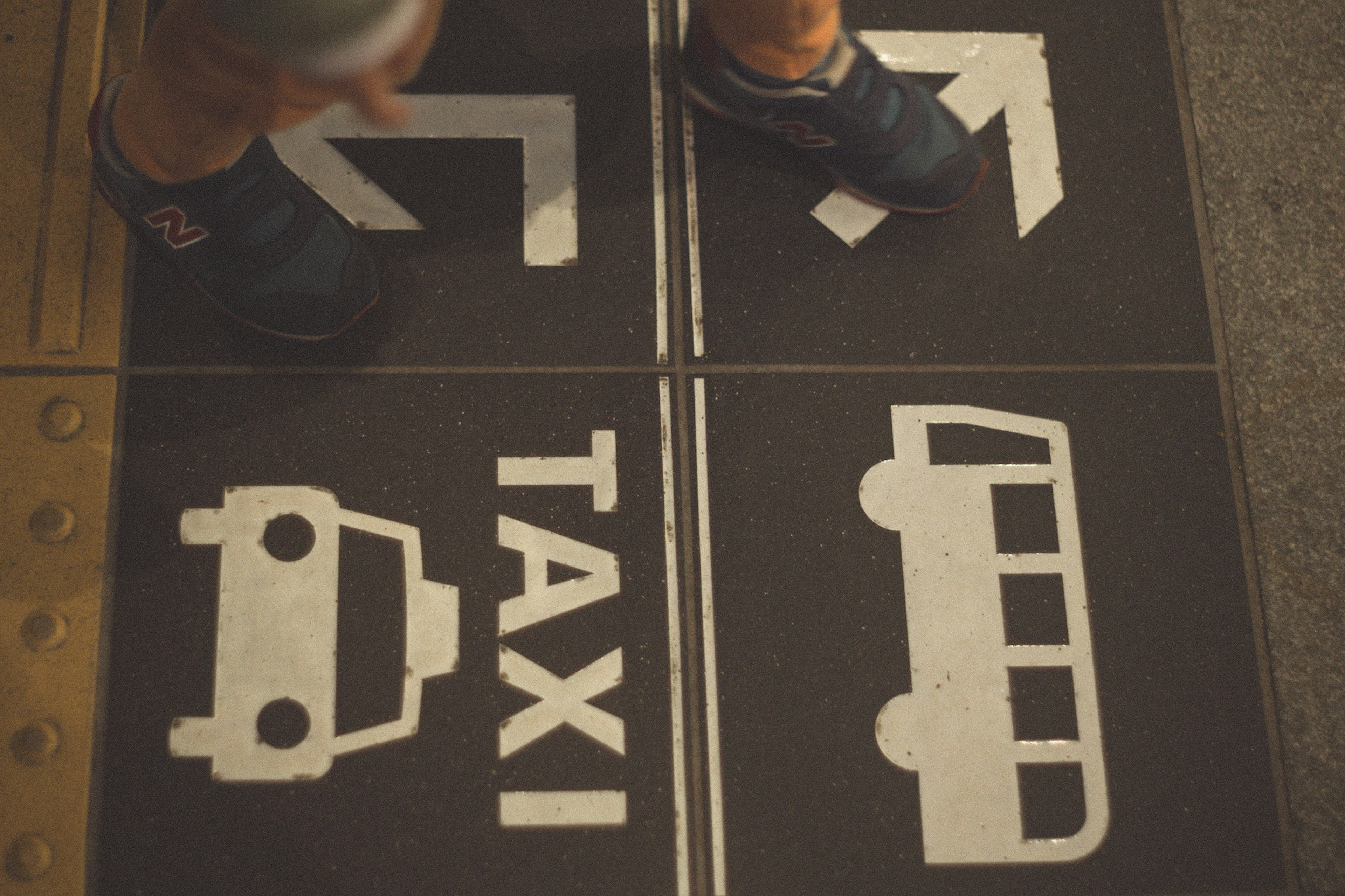 Signalisation au sol avec des icônes de taxi et de bus