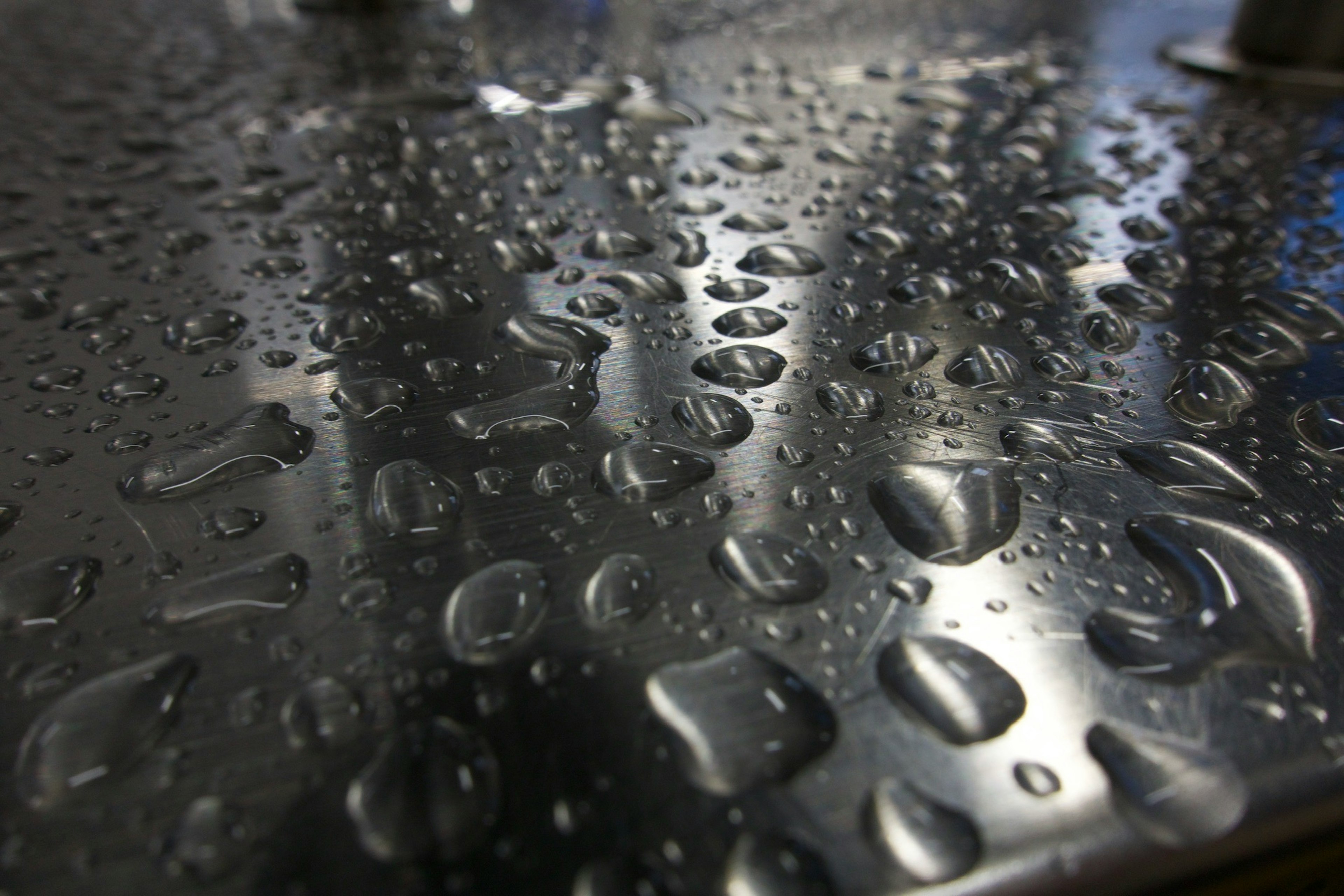 Wassertropfen auf einer metallischen Oberfläche