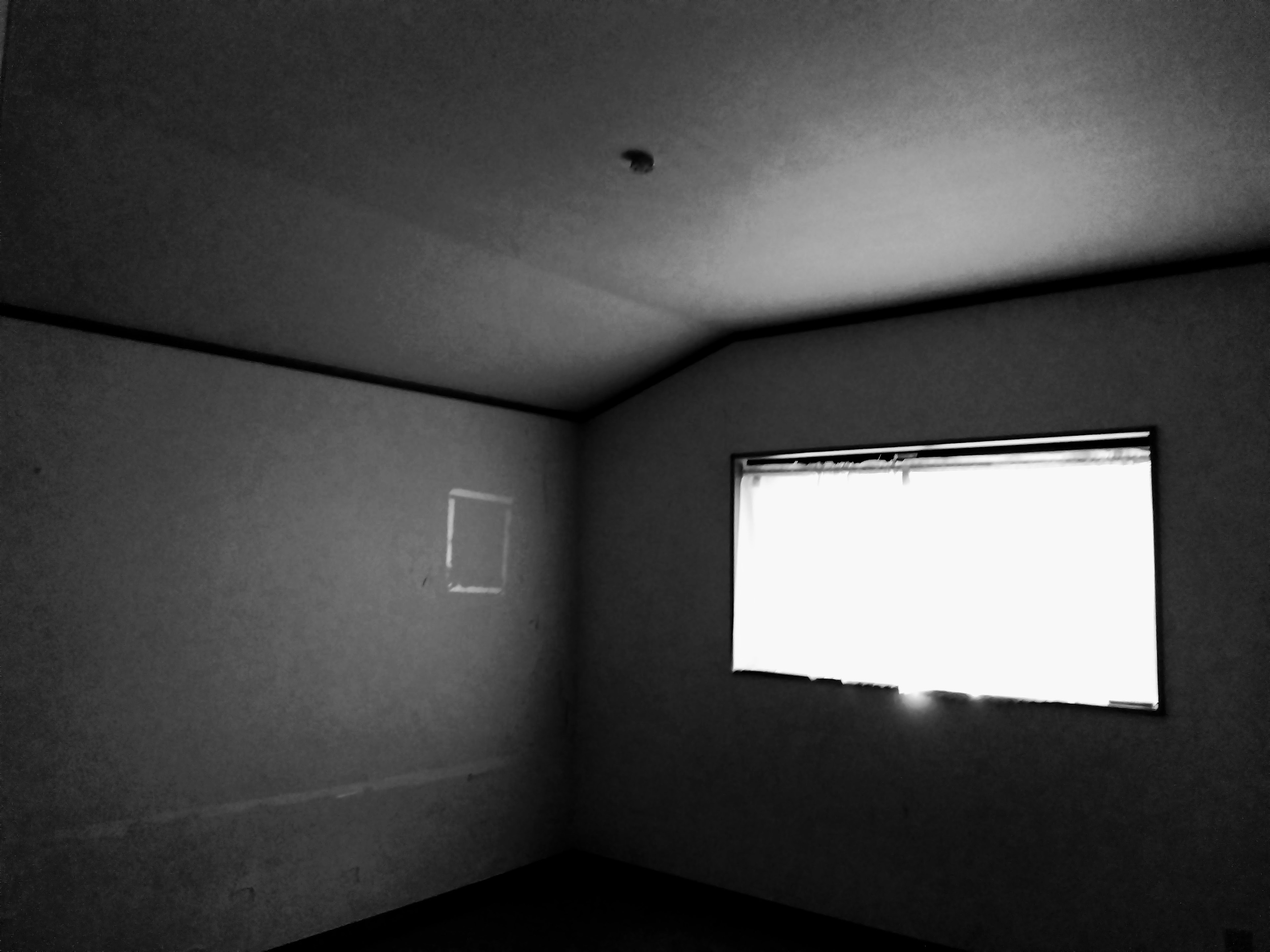 Intérieur de chambre en noir et blanc lumière naturelle provenant de la fenêtre