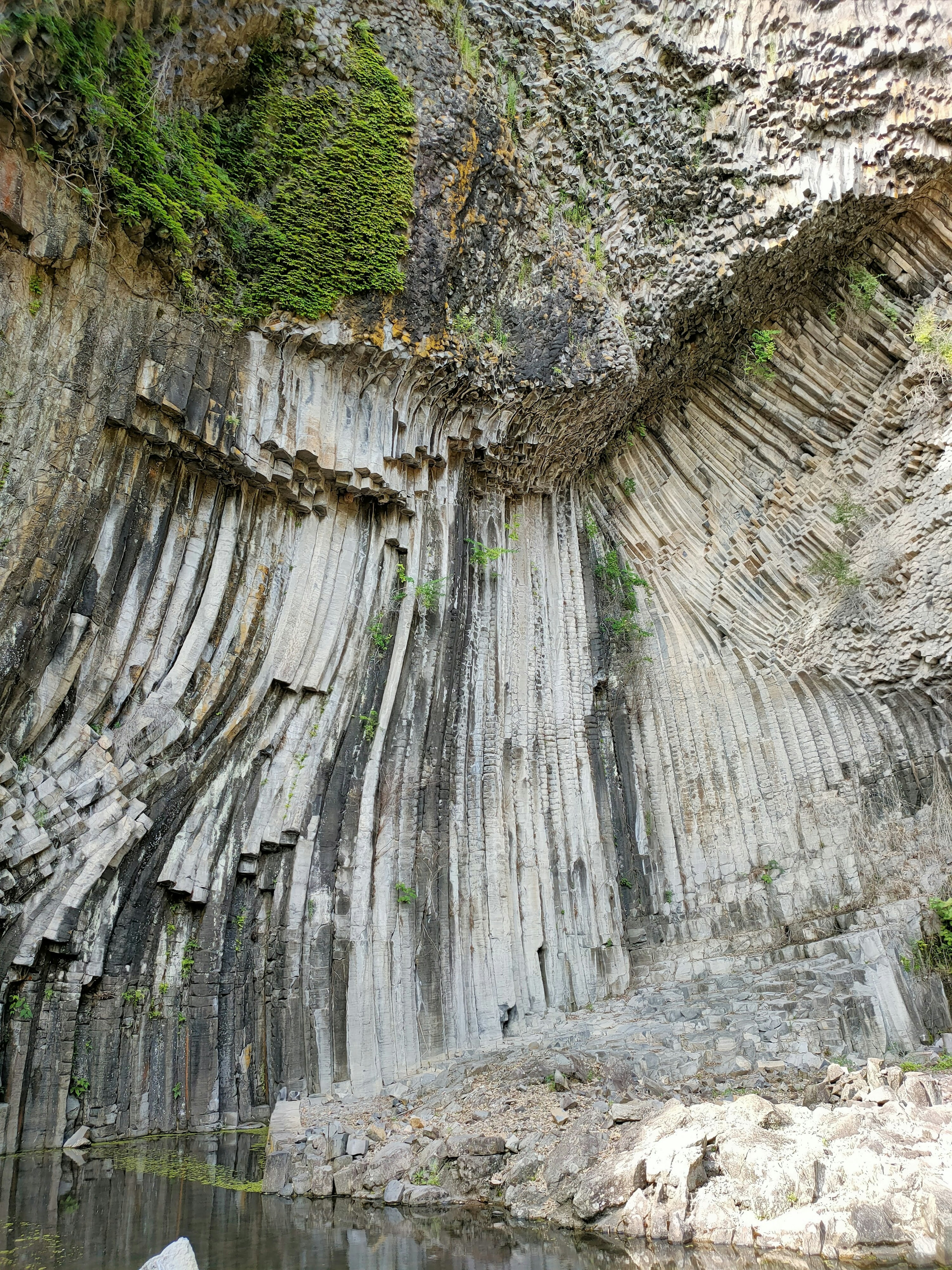 Vue pittoresque d'une belle falaise à joints colonnaires