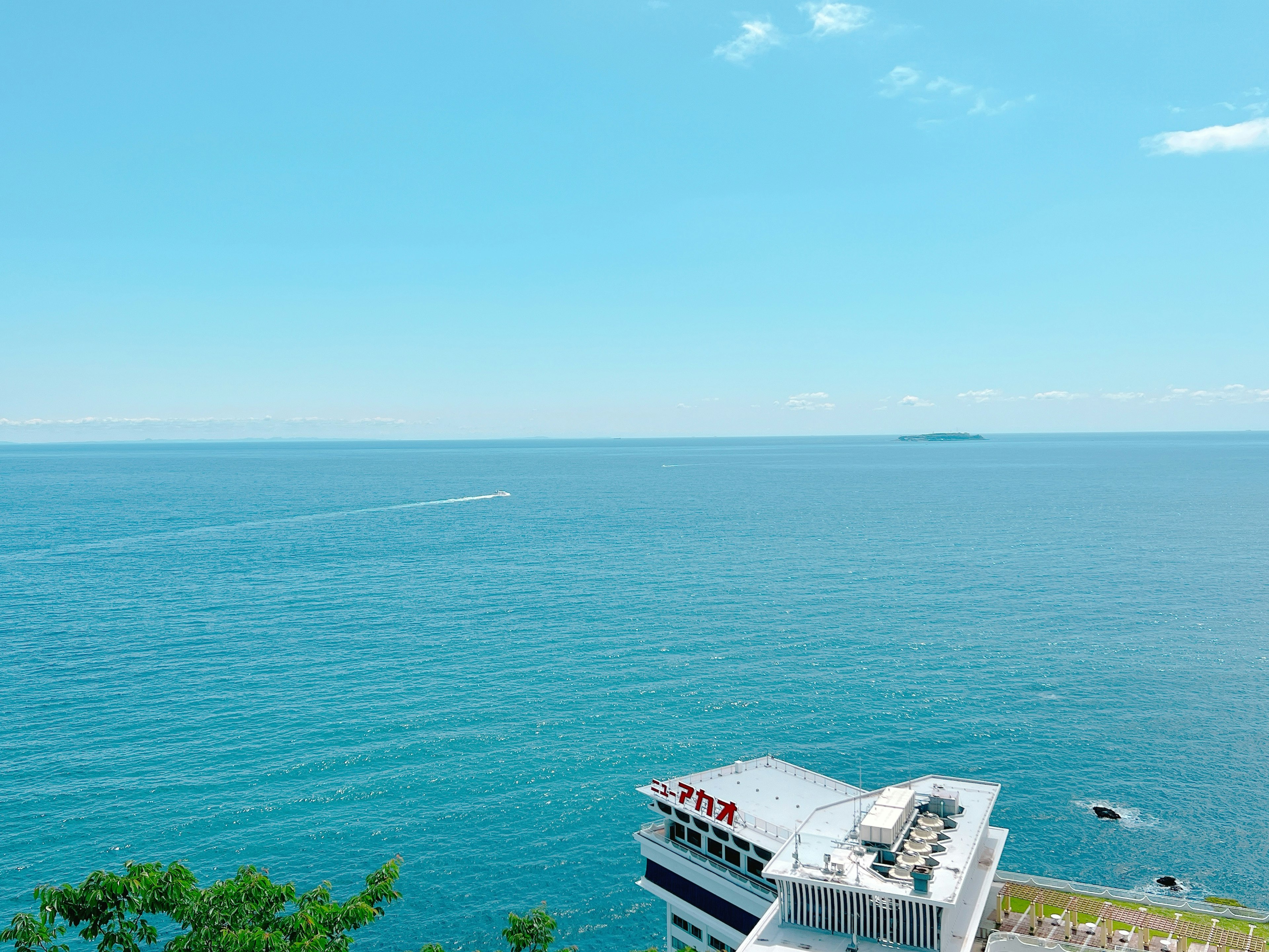 广阔的蓝色海洋和天空，附近有建筑物