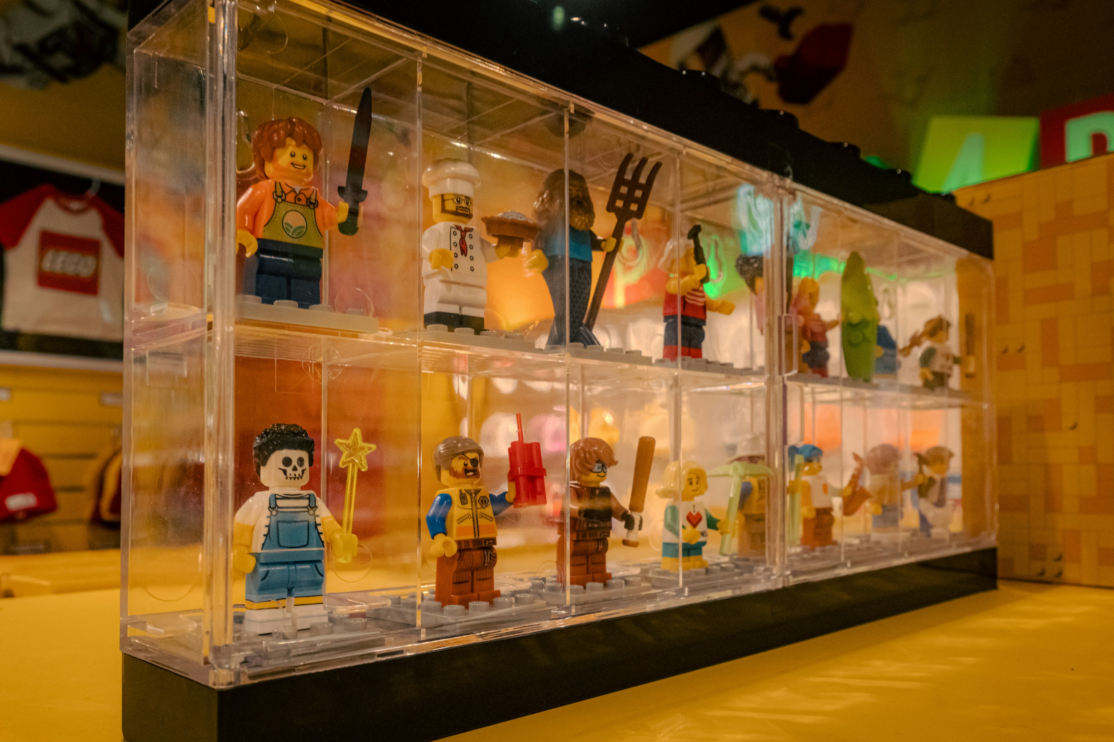 Vitrine mit Lego-Figuren und verschiedenen Charakteren