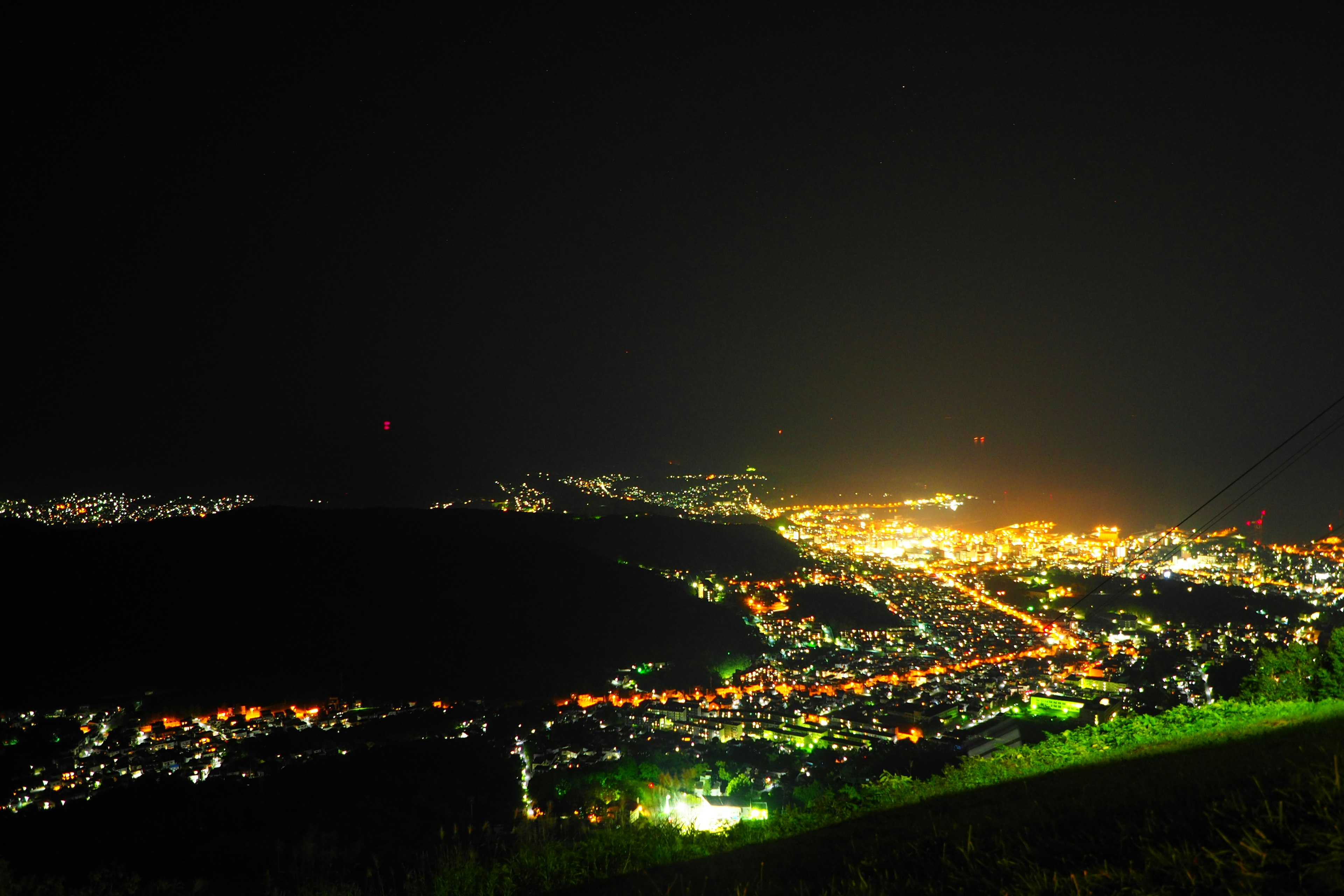 Vue panoramique d'une ville illuminée la nuit