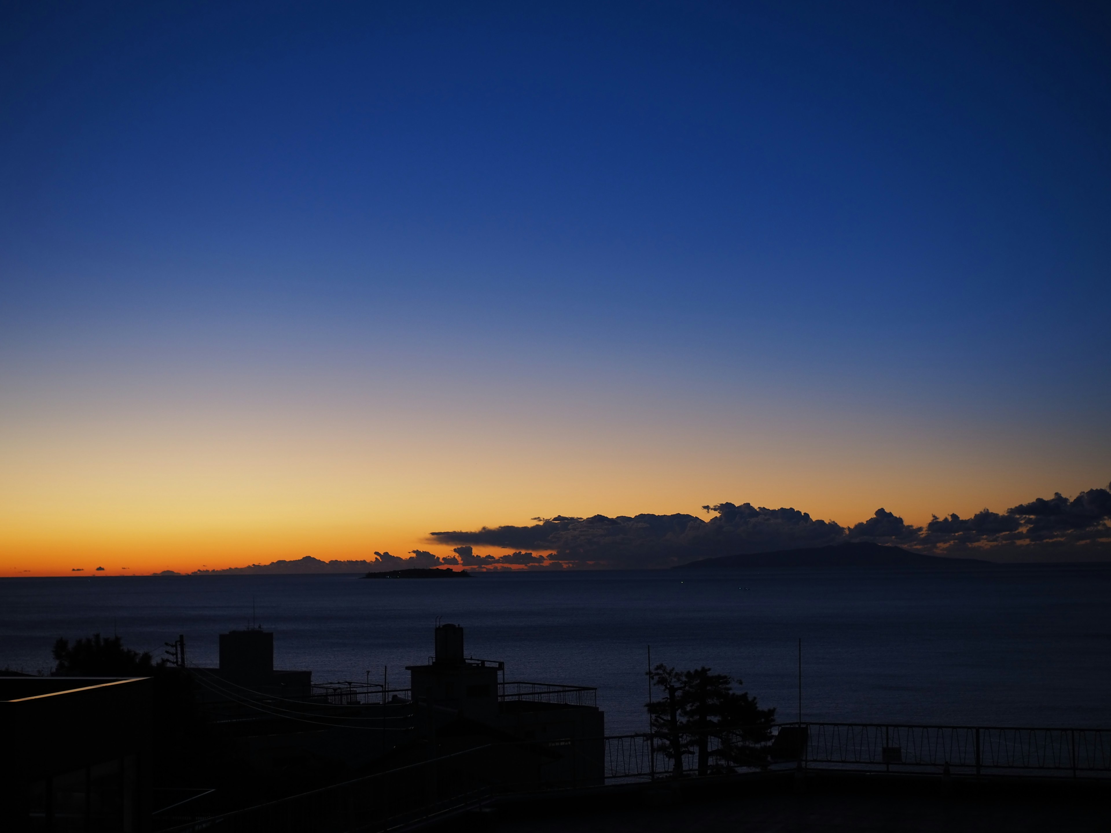 海と空の美しい夕焼けの風景