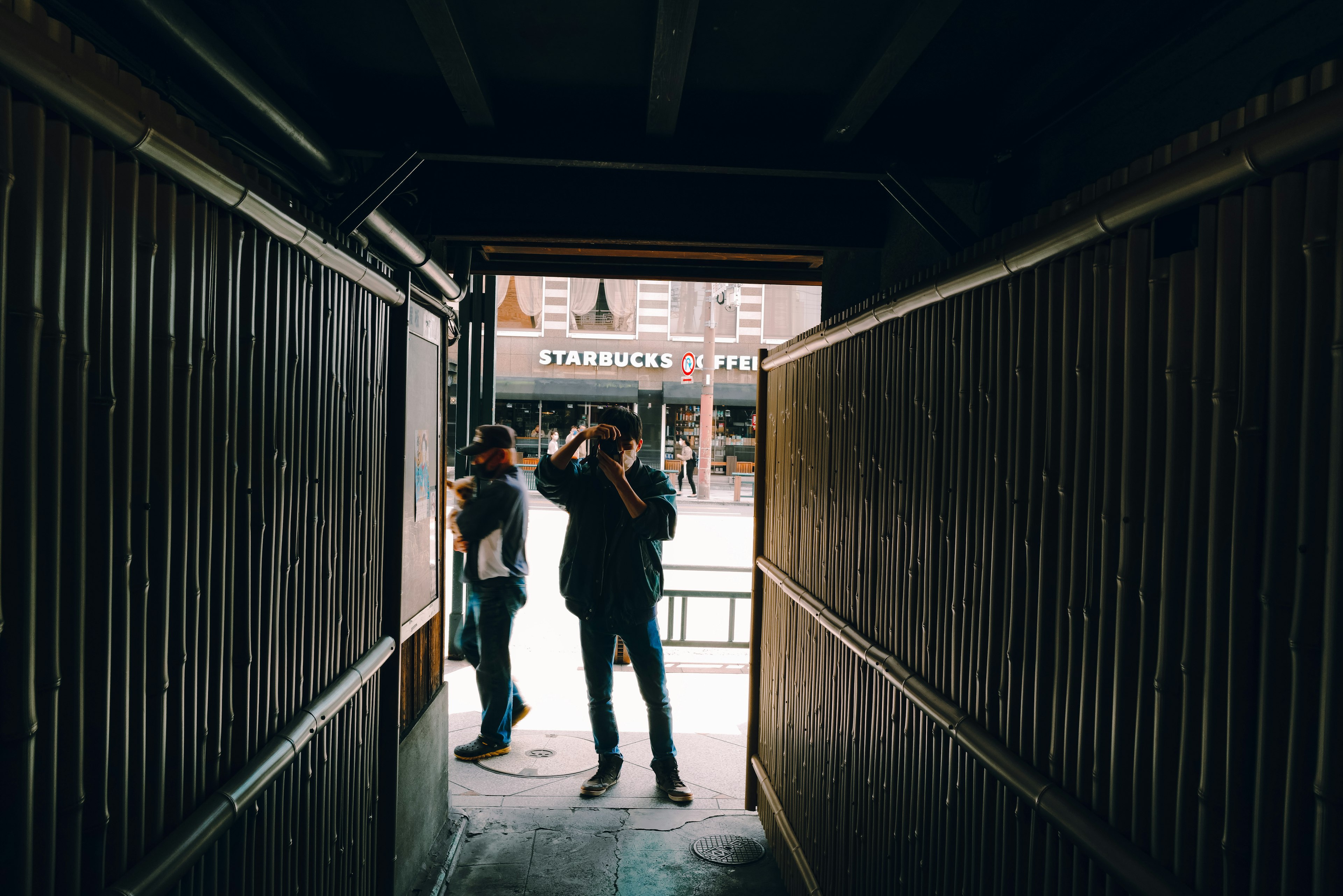 Vue de personnes marchant à travers une entrée de tunnel