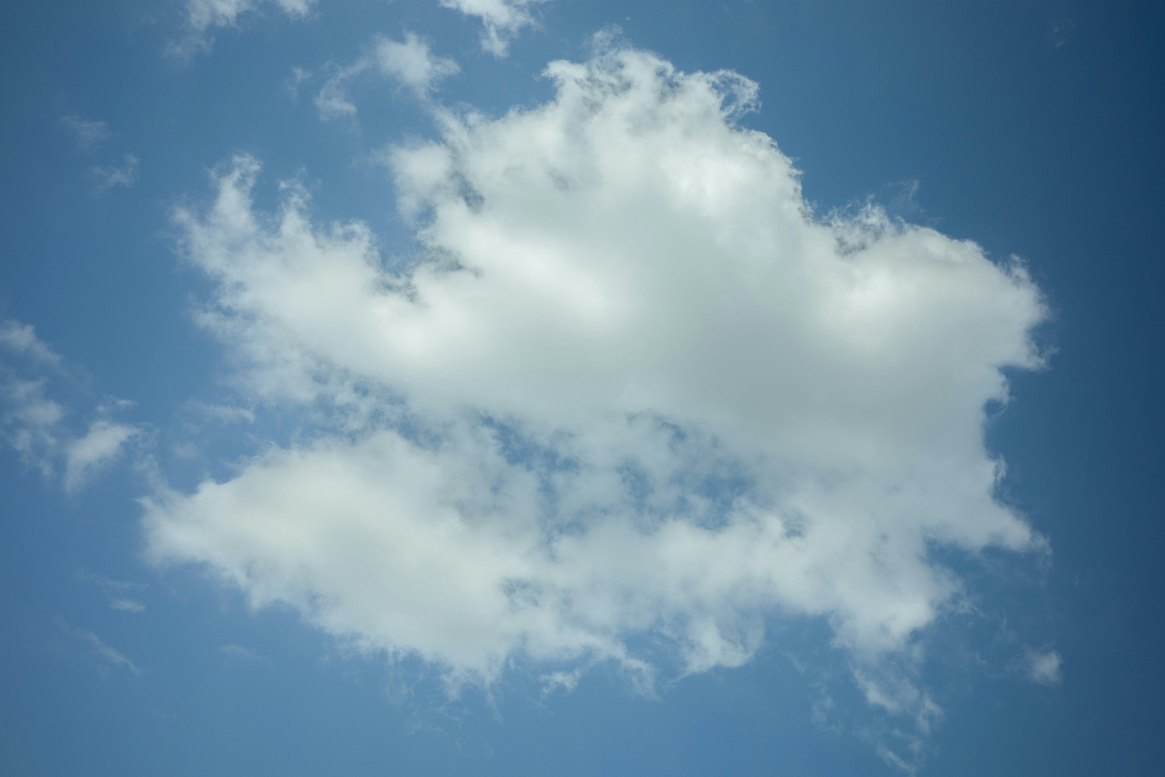 Nube blanca suave en un cielo azul claro