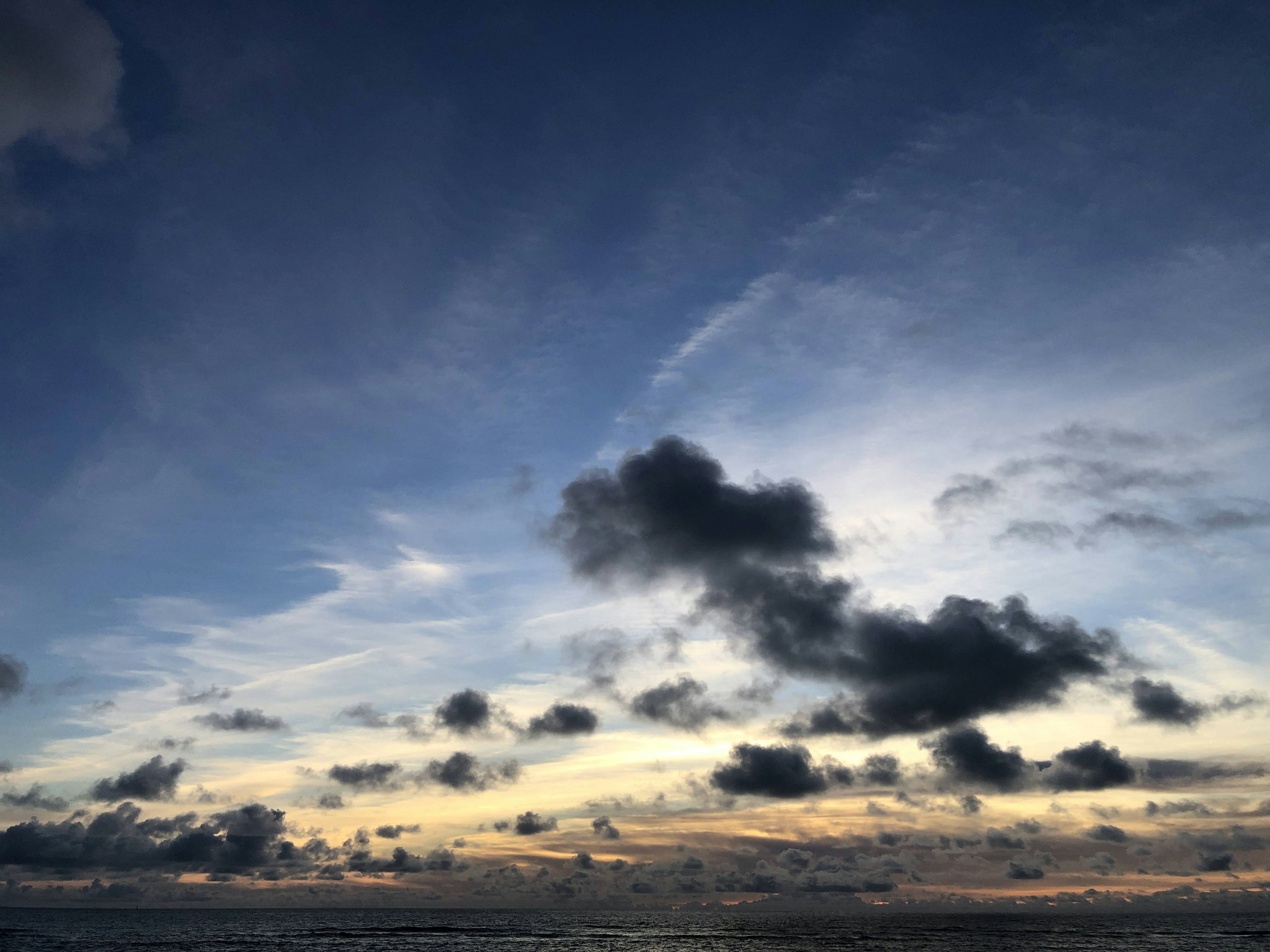 Cielo con nubes al atardecer sobre el océano