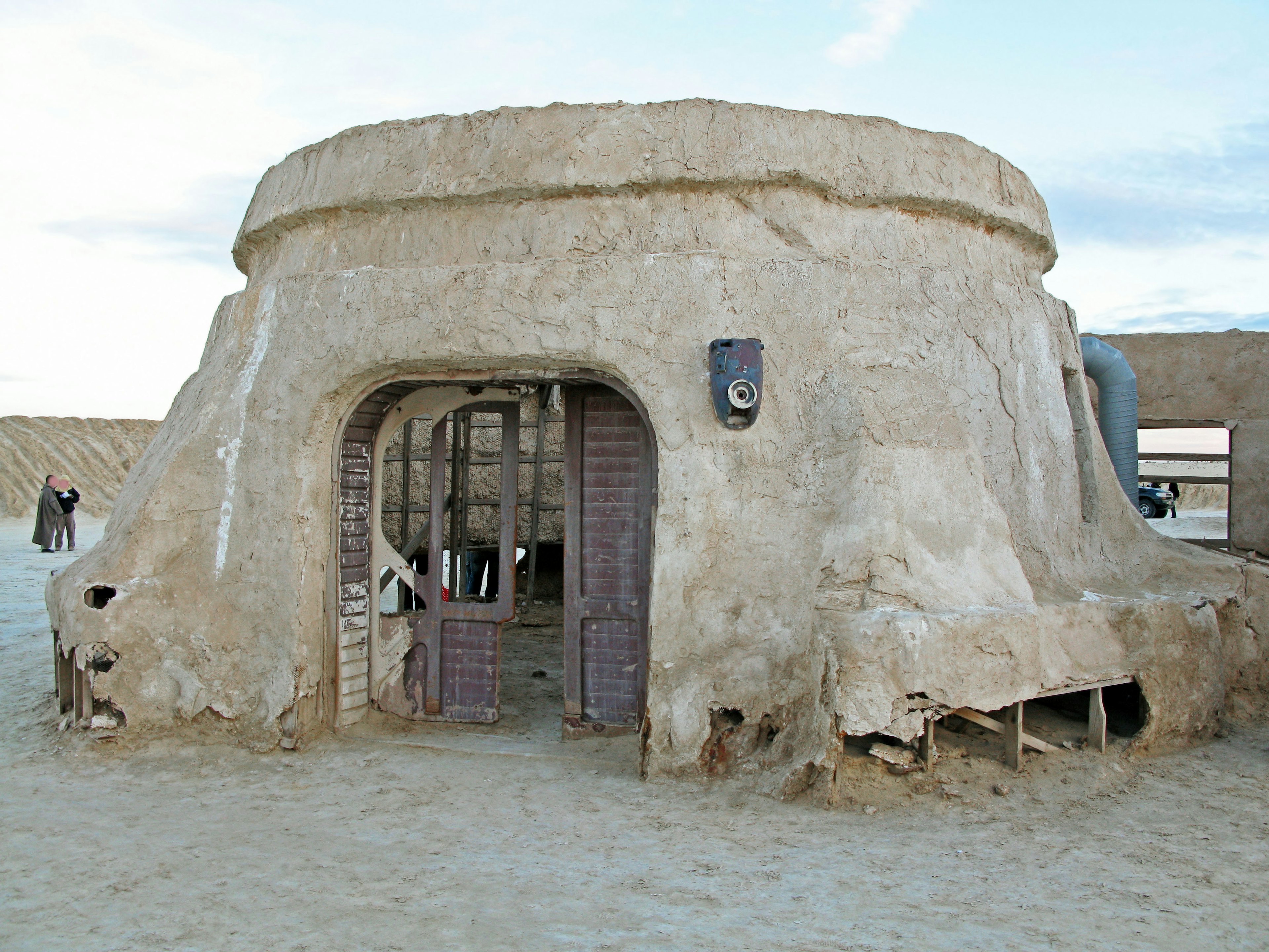 砂漠の中にある独特の形状の土製の建物の外観