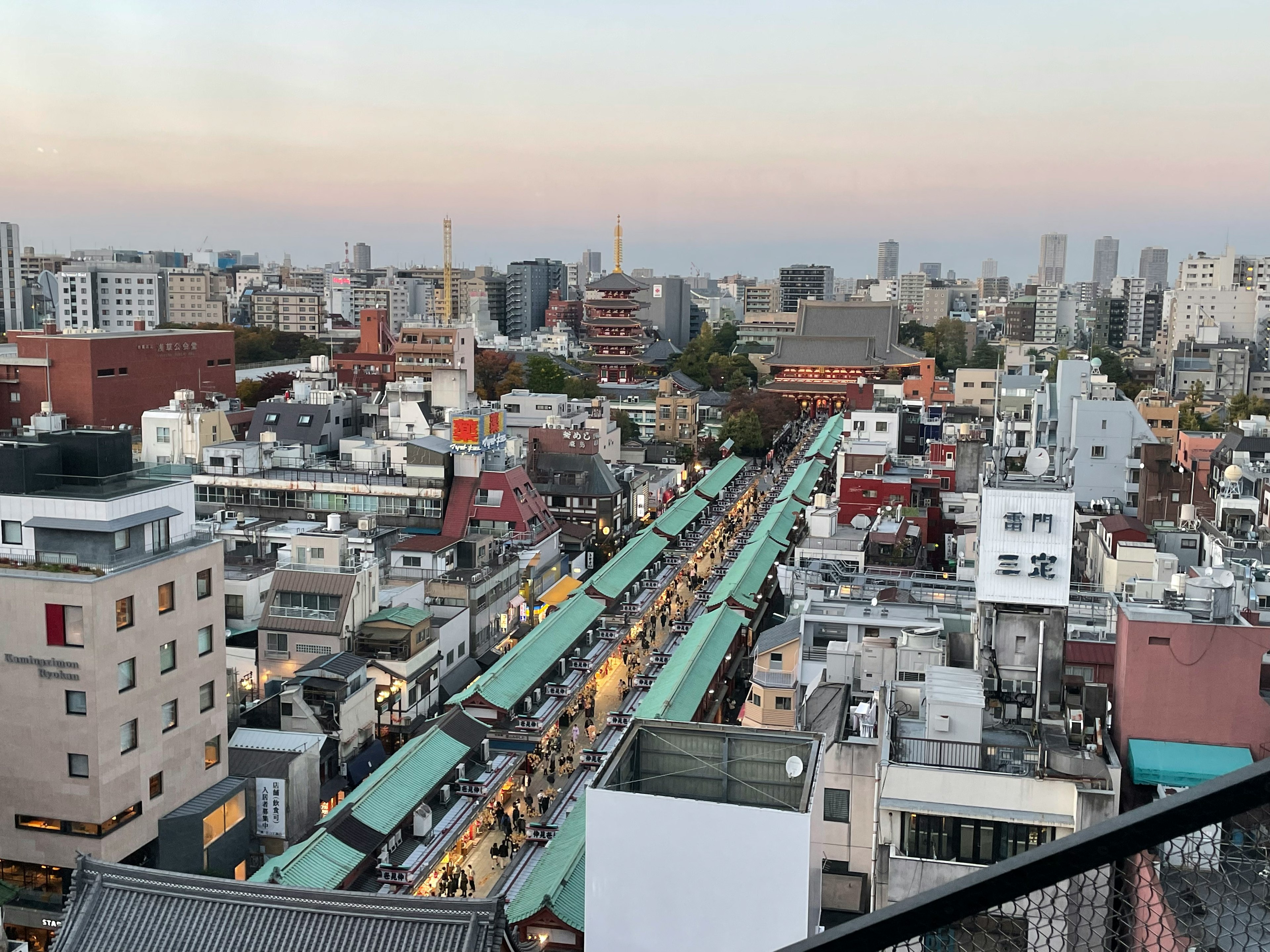 Vista aérea de Tokio mostrando puestos y tiendas a lo largo de una calle